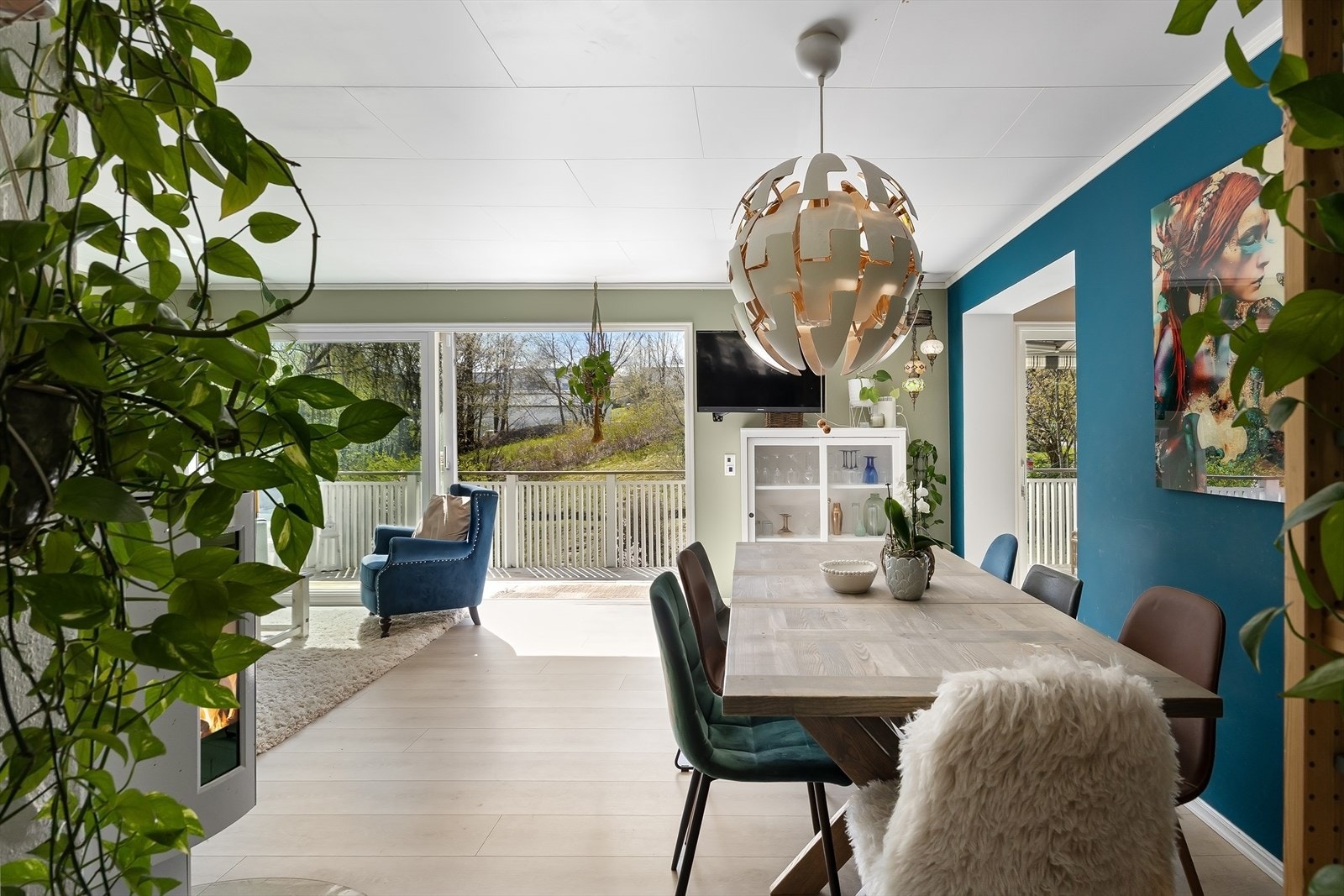 Herlig spisebordplass som rommer hele familien. Galleribilde