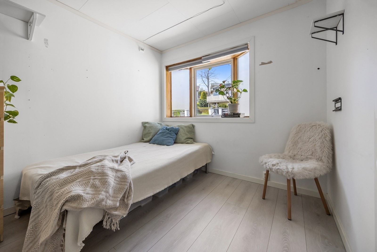 Soverom med god plass til seng og ytterligere møblement. Galleribilde