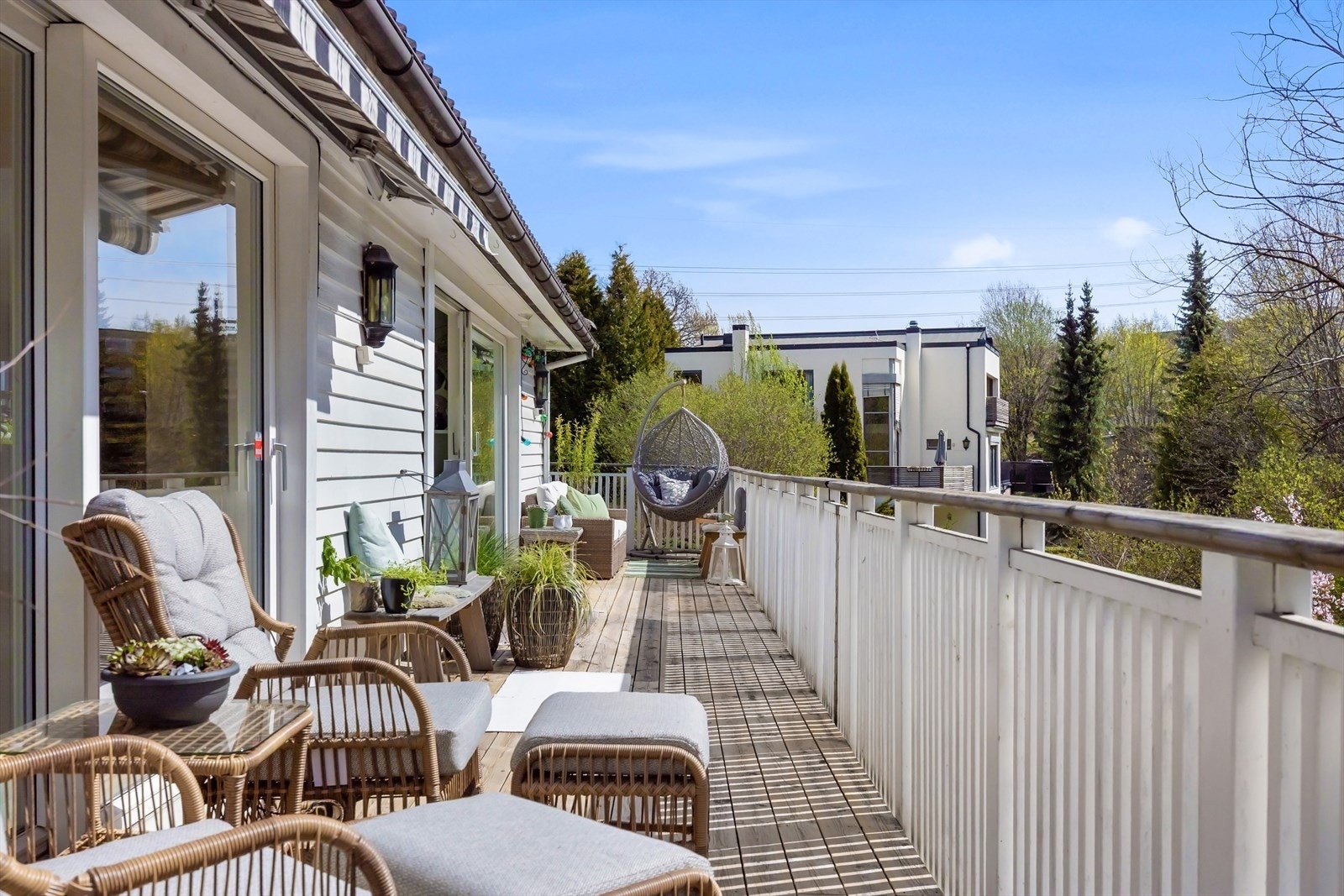 Fra stuen tar du deg direkte ut til en stor balkong på 35 kvm med fantastiske solforhold. Galleribilde