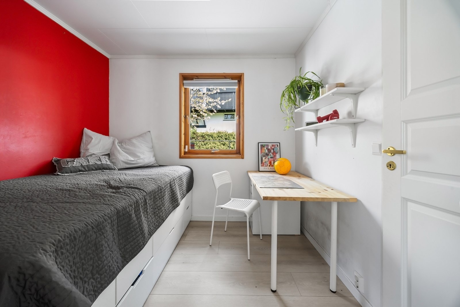 Praktisk soverom med plass til seng og pult. Galleribilde
