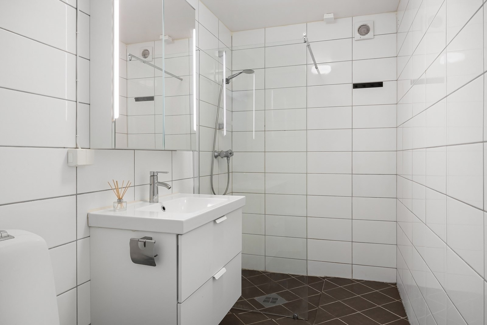 Varme i gulvene på bad og i stue. Galleribilde