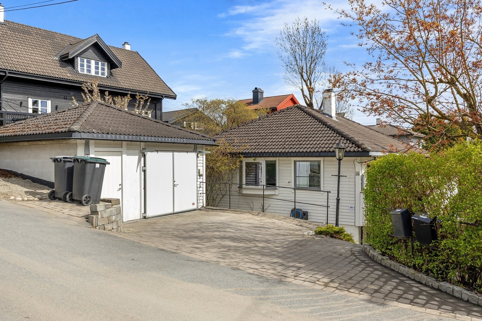 Garasje med elbillader og biloppstillingsplass. Galleribilde
