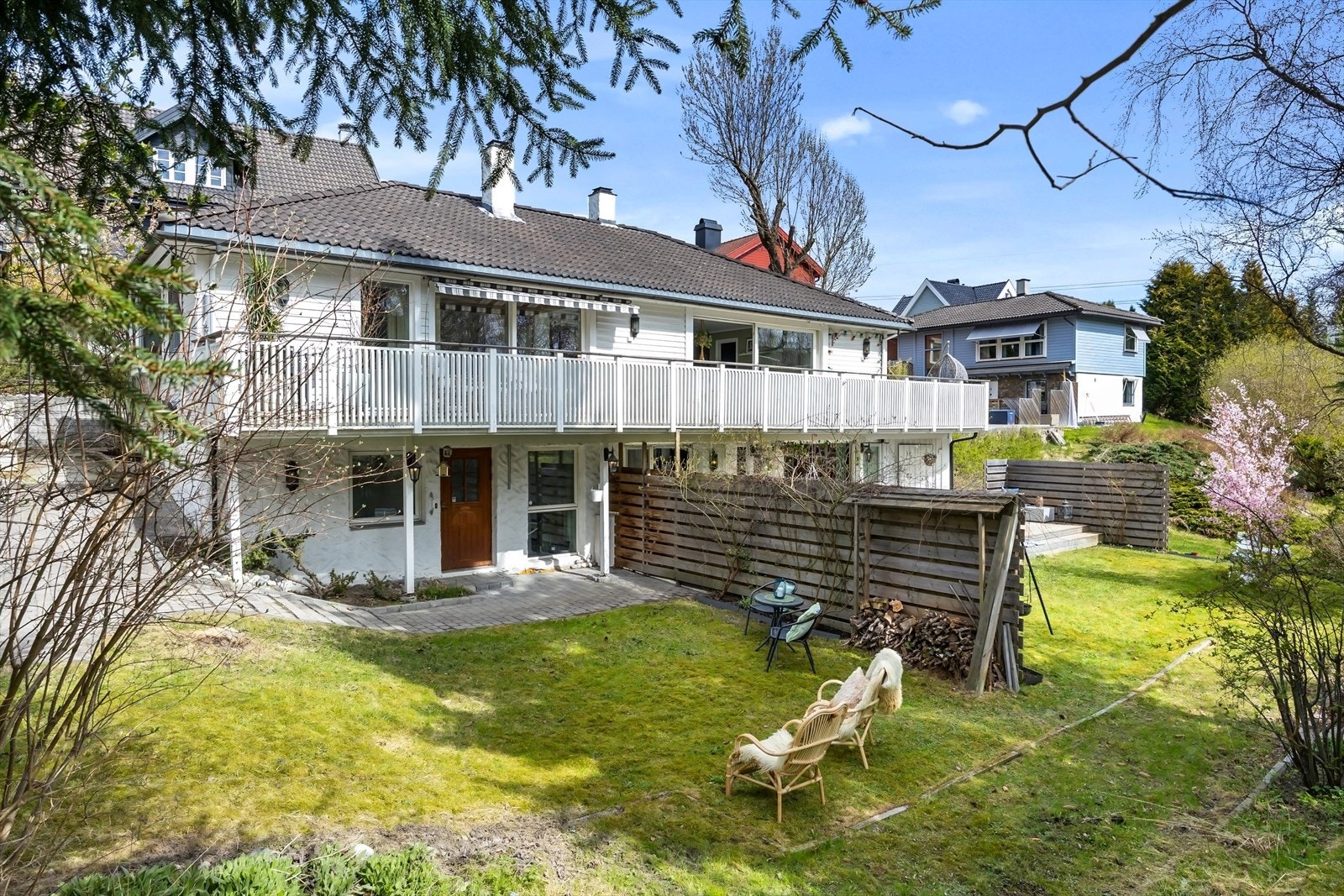 En moderne og familievennlig bolig som ligger tilbaketrukket og skjermet til. Galleribilde