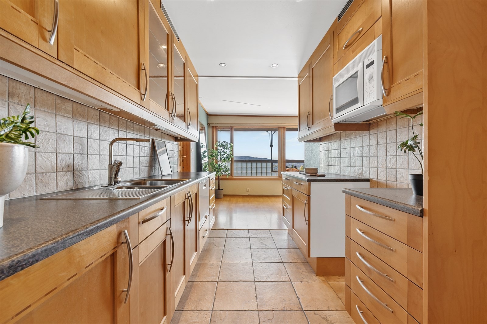 Kjøkkenet er praktisk plassert i tilknytning til stuen, men likevel funksjonelt adskilt. Galleribilde