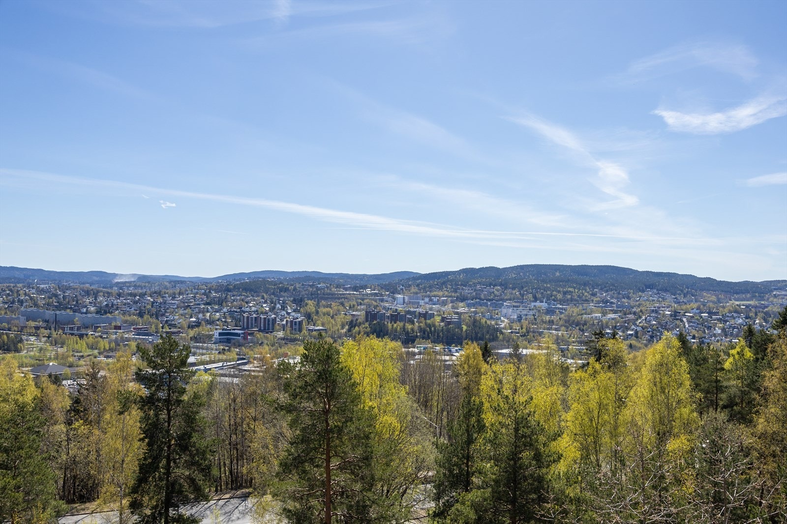 Romsås T-banestasjon ligger kun 7 minutters gange unna, med hyppige avganger mot sentrum. Galleribilde