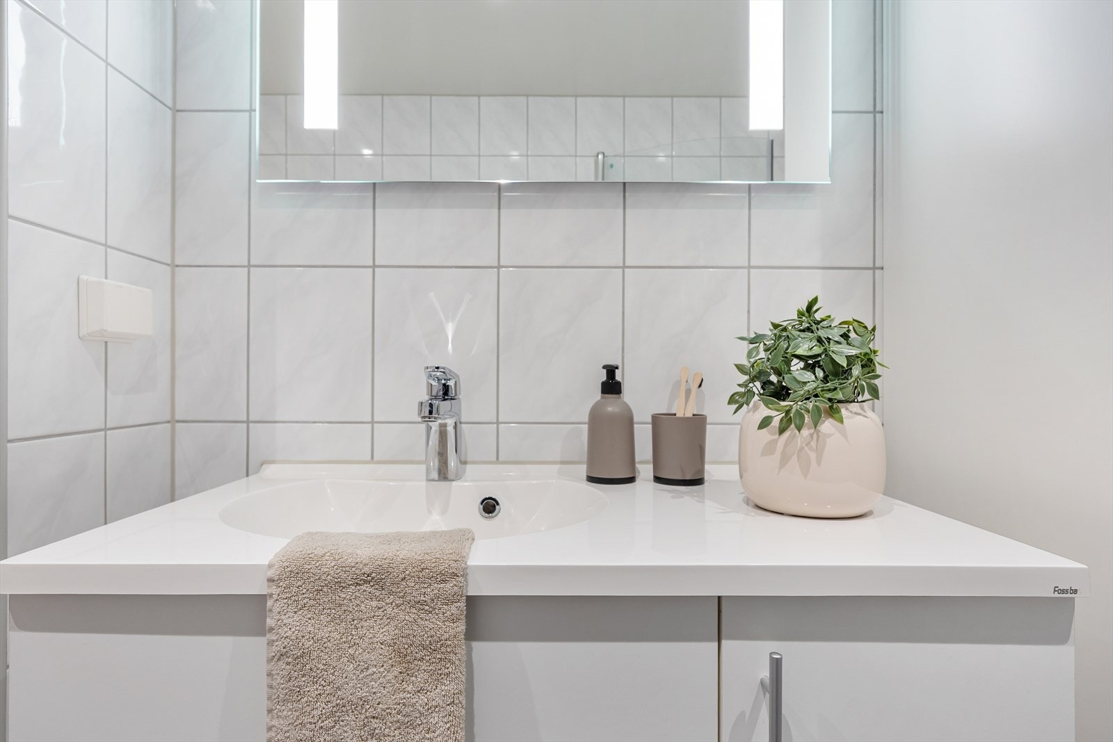 Moderne og funksjonell baderomsinnredning med glatte fronter. Galleribilde