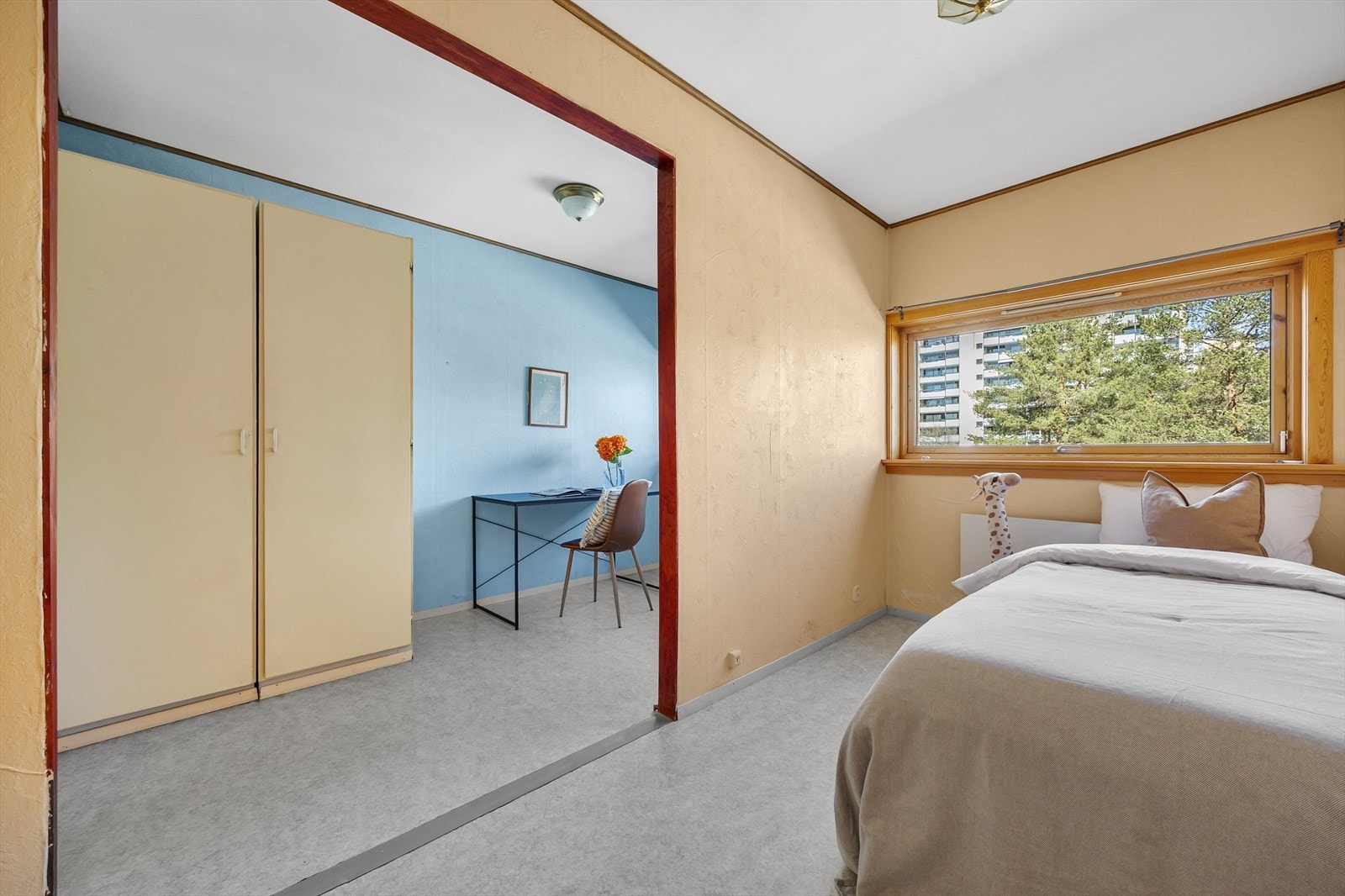 To av soverommene har åpning mellom, noe som gir en fleksibel løsning med for eksempel sovealkove og kontorplass. Galleribilde