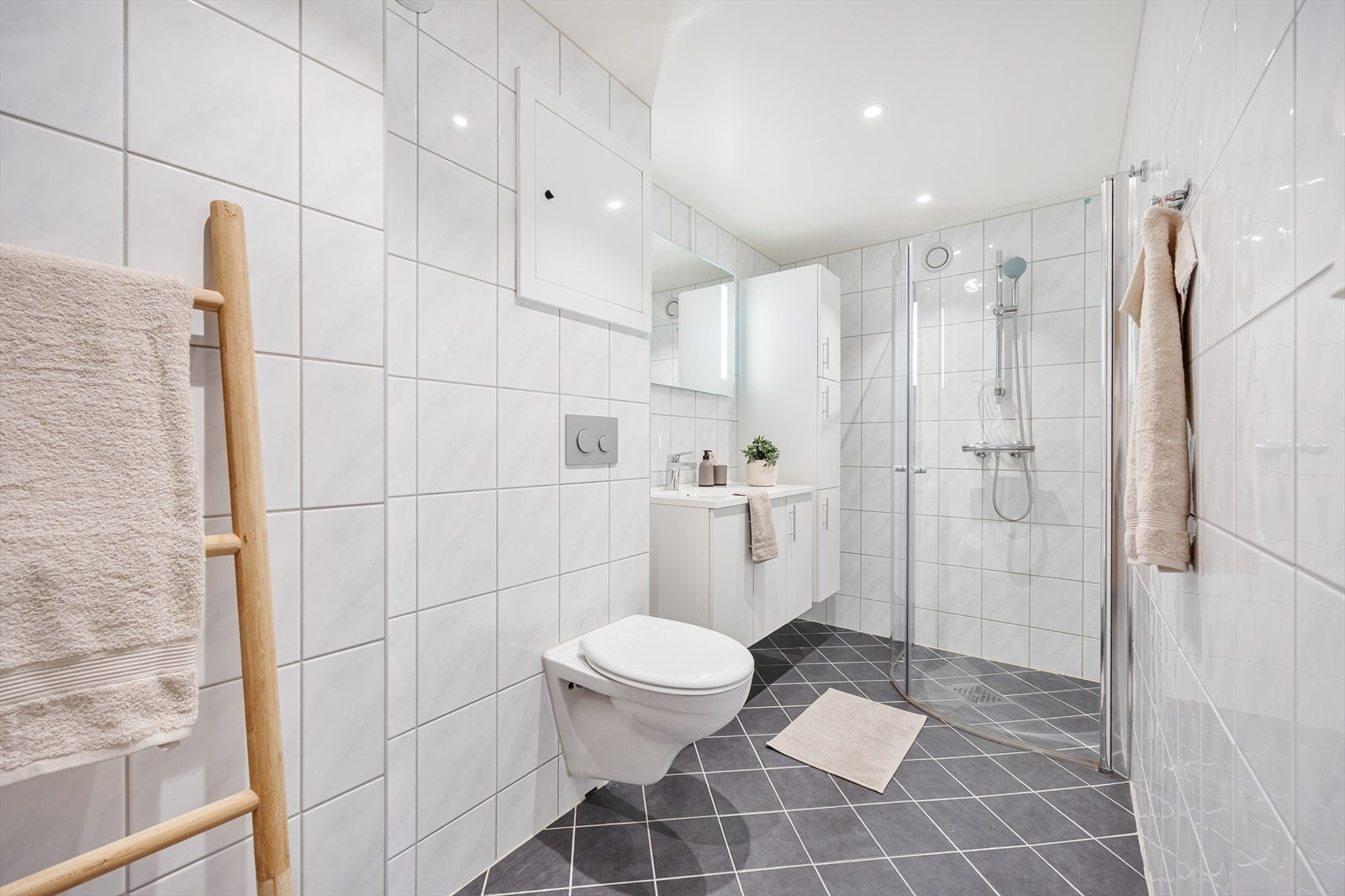 Badet ble oppgradert i 2018 med fliser på gulv og vegger, og har komfortabel gulvvarme. Galleribilde