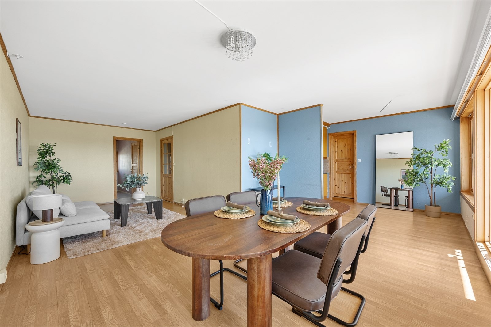 Stuen har god plass til både sofagruppe og en romslig spiseplass for familie og venner. Galleribilde