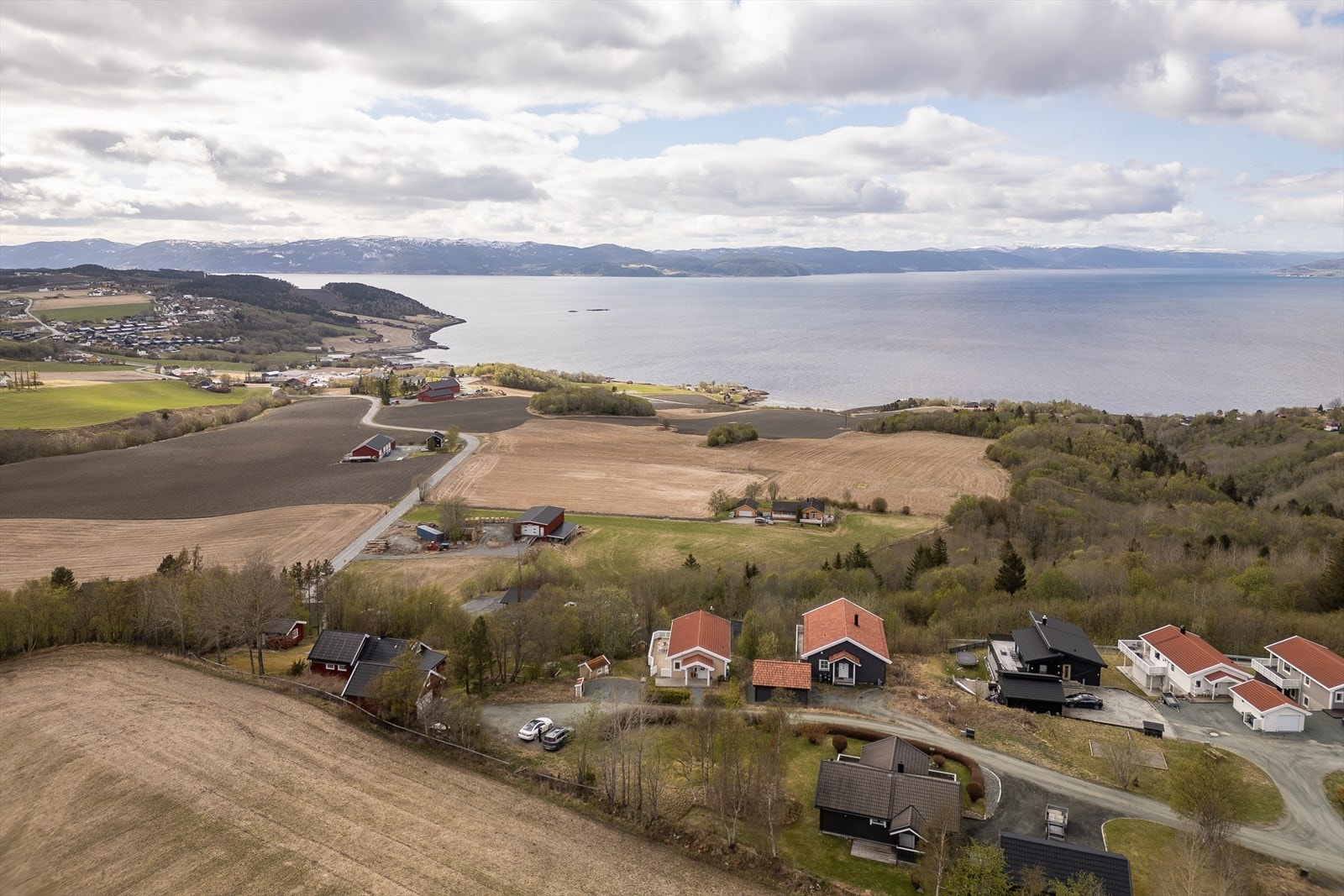 Trondheim sentrum er kun 18 min biltur unna. Det er også dagligvare og kollektivtransport i nærhet. Galleribilde