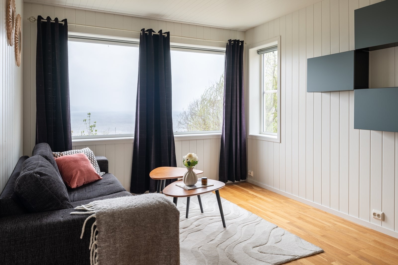 Kjellerstuen måler 12,6 m², og oppleves svært lys. Galleribilde