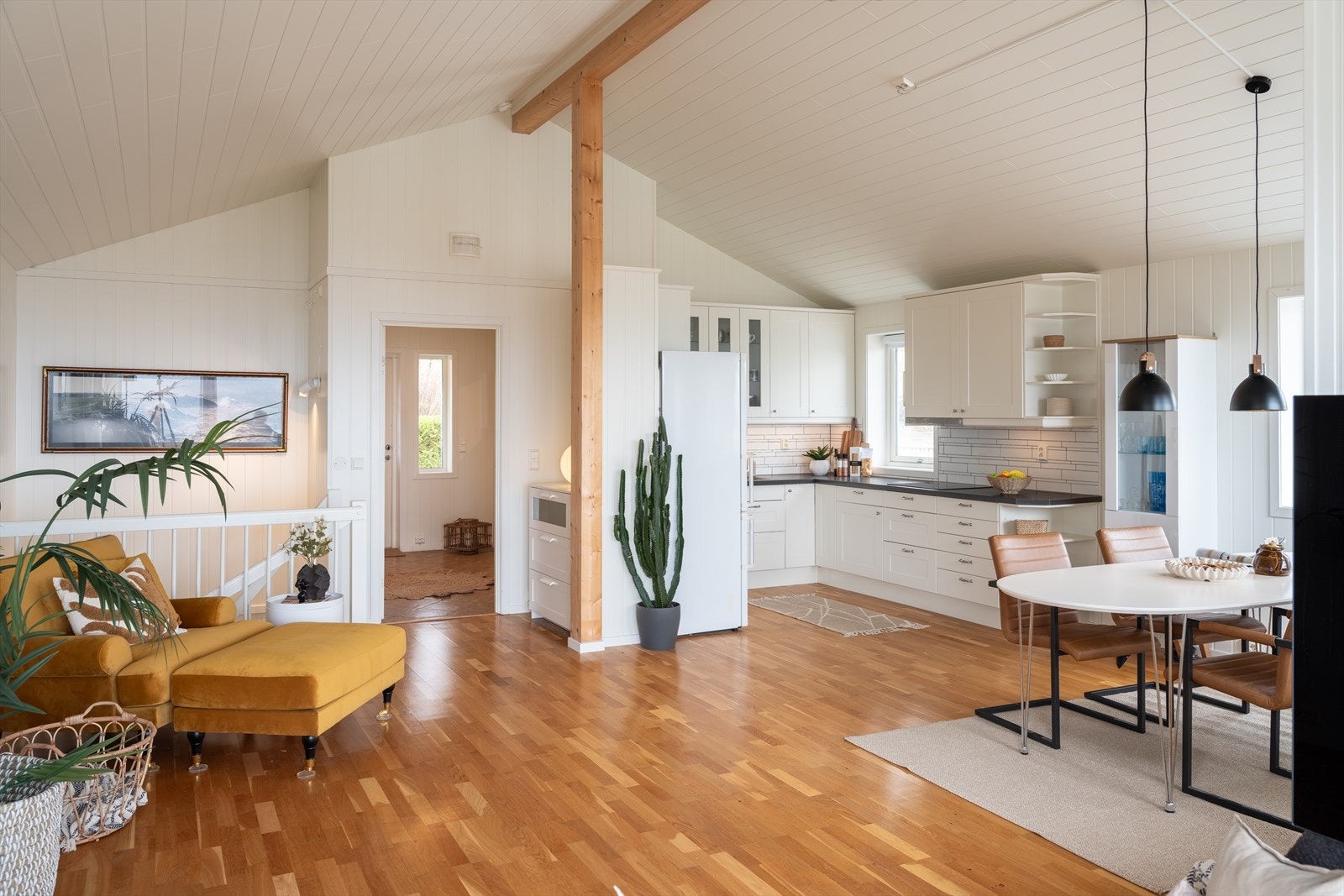 Stuen måler 39,5 m², og oppleves svært luftig med høy himling. Galleribilde
