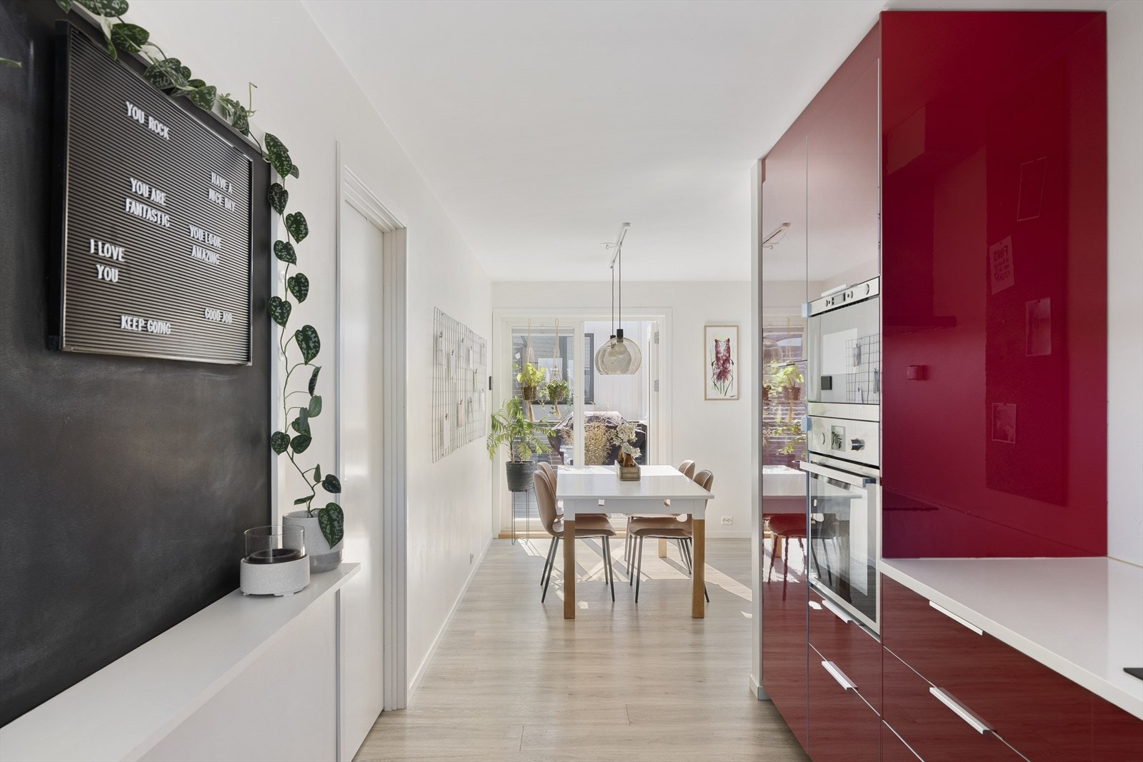 Kjøkkenet er praktisk utformet med innredning i rød utførelse fra IKEA som gir et særpreget uttrykk. Galleribilde