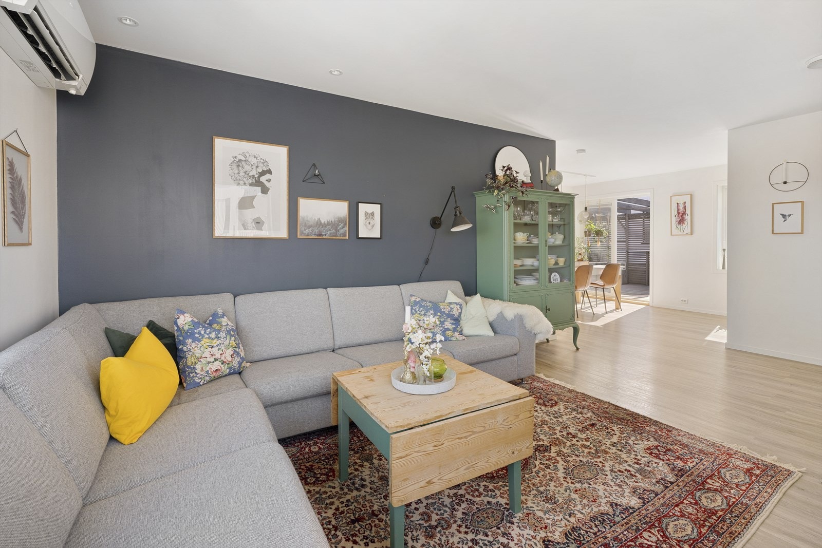 Det er god plass til både sofagruppe og spisegruppe som gjør rommet ideelt for både hverdag og sosiale sammenkomster. Galleribilde