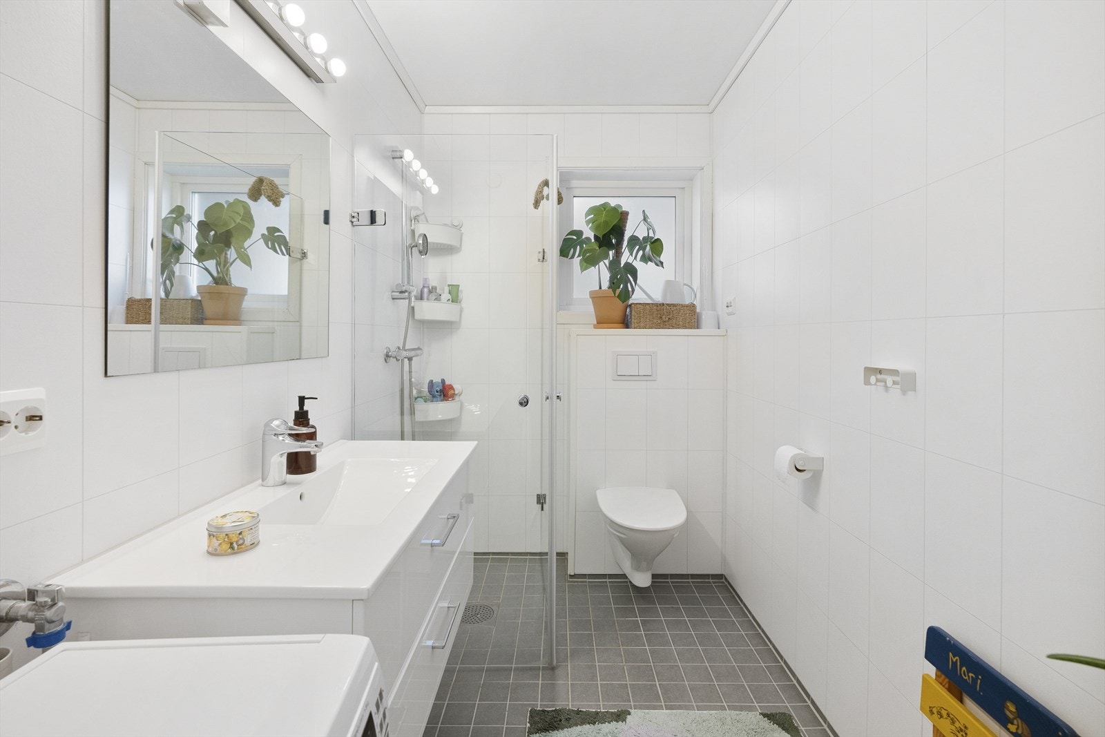 Tidløst baderom med fliser på både gulv og baderomsplater på vegg. Galleribilde