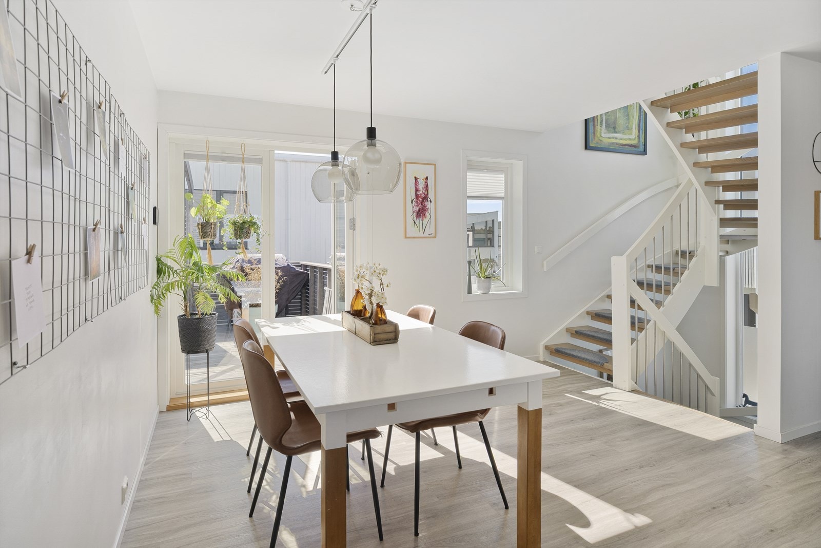 Fra stuen har man direkte utgang til terrassen. Galleribilde