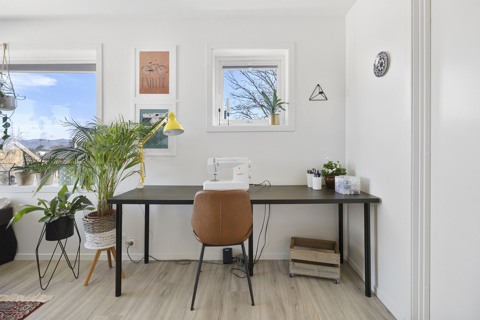 Boligen har moderne materialvalg med kork på gulv, slette overflater og listefri overgang til himling noe som gir et stilrent uttrykk. Galleribilde