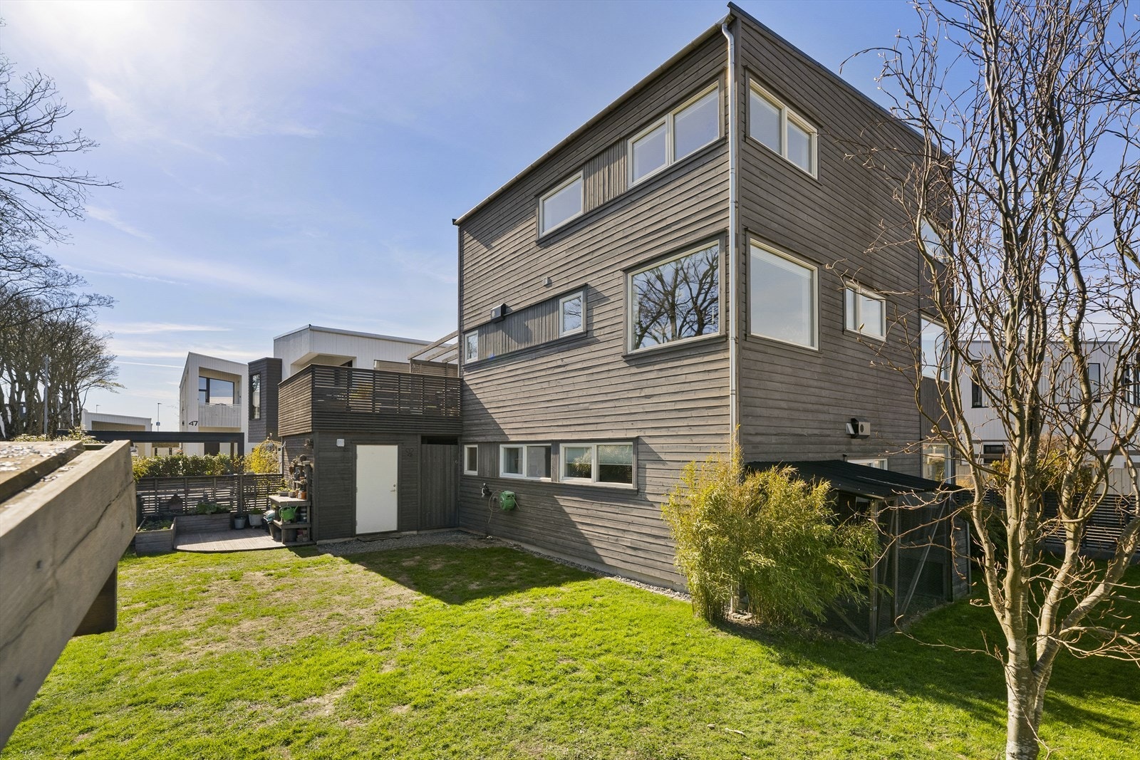 Det er kort vei til både skoler og barnehager, samtidig som du har enkel adkomst til sandnes sentrum og E39. Galleribilde