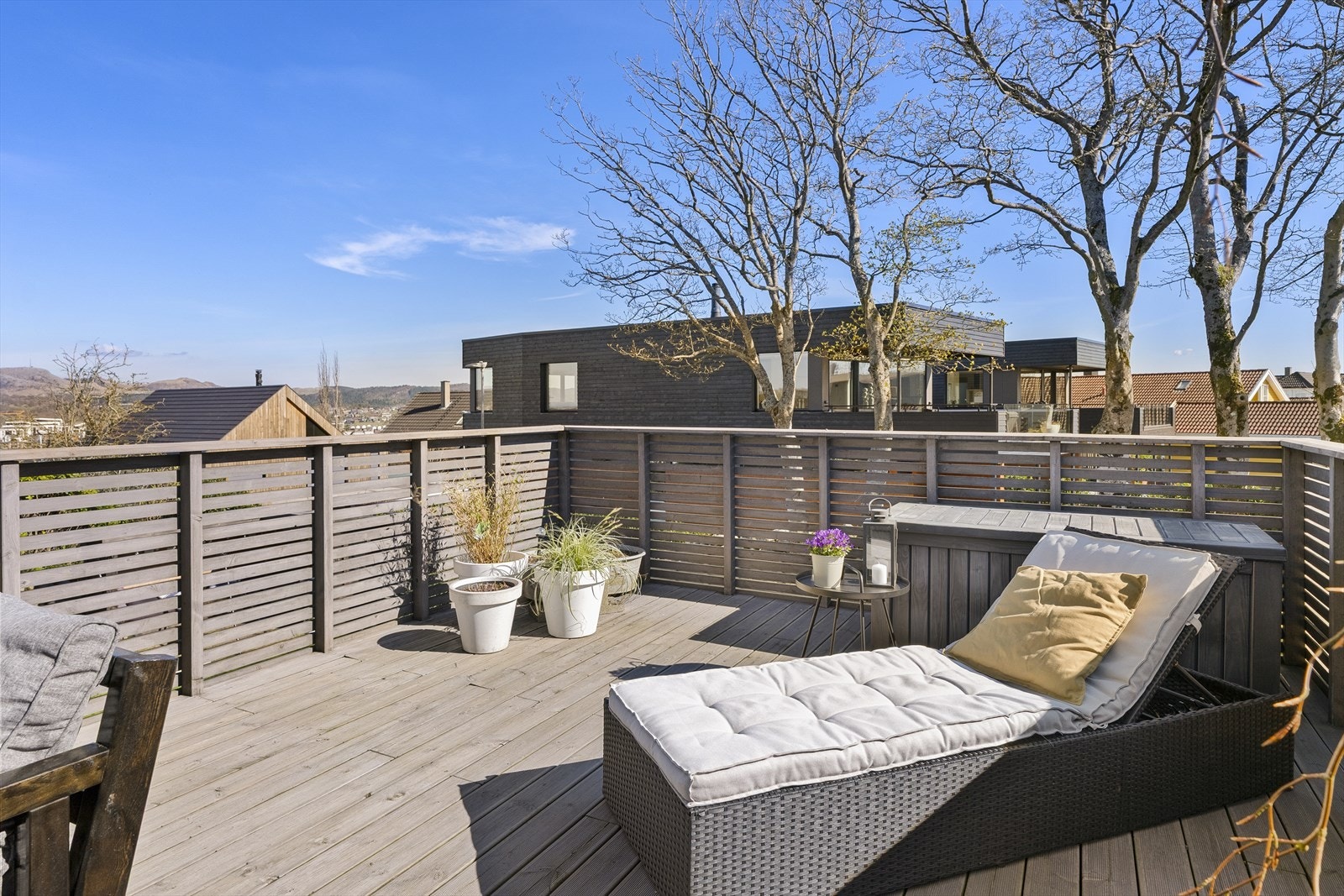 Herlig terrasse som fungerer som en naturlig forlengelse av stuen på sommerhalvåret. Galleribilde