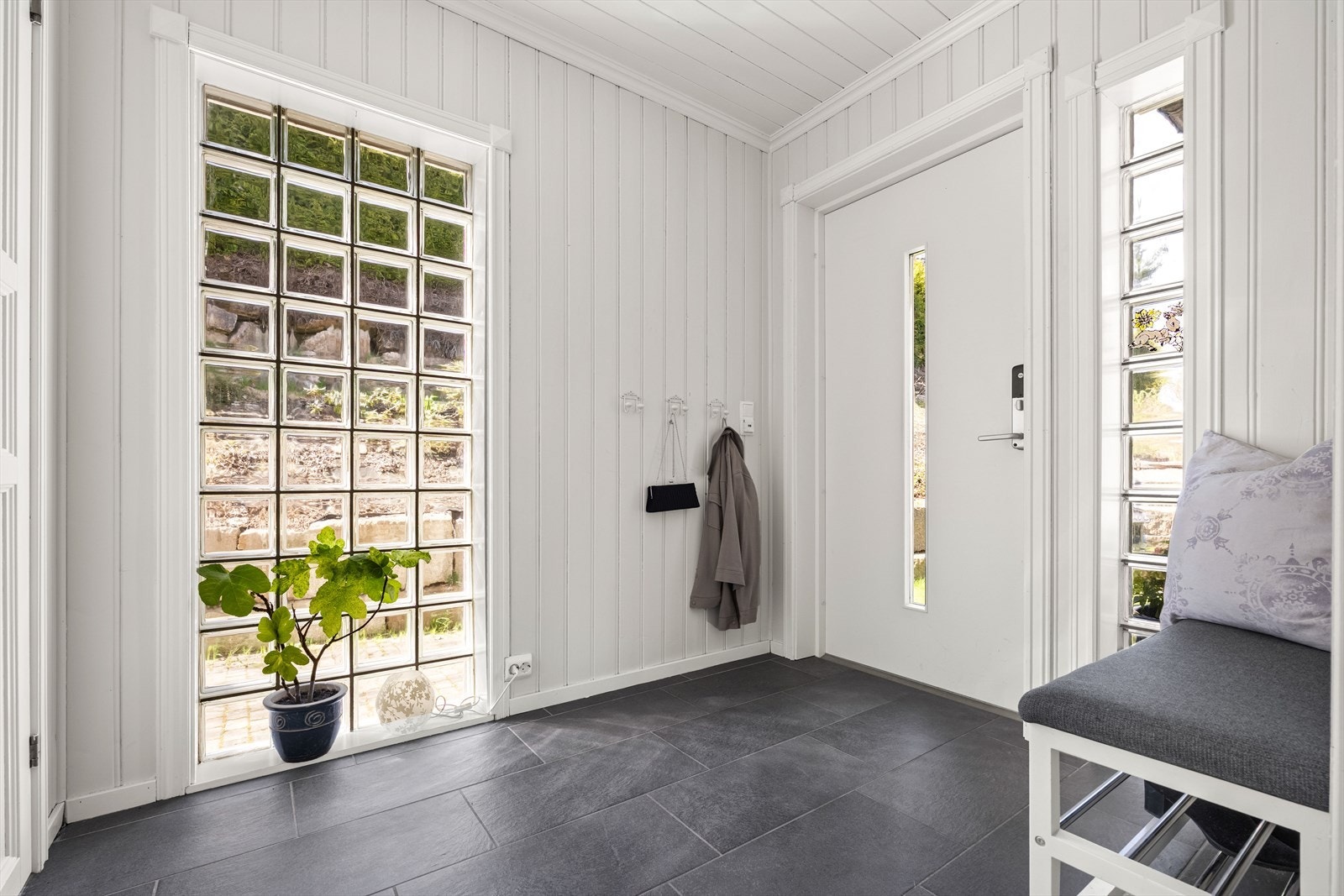 Malt hovedytterdør og glassbyggerstein gir et lyst og innbydende inngangsparti. Galleribilde