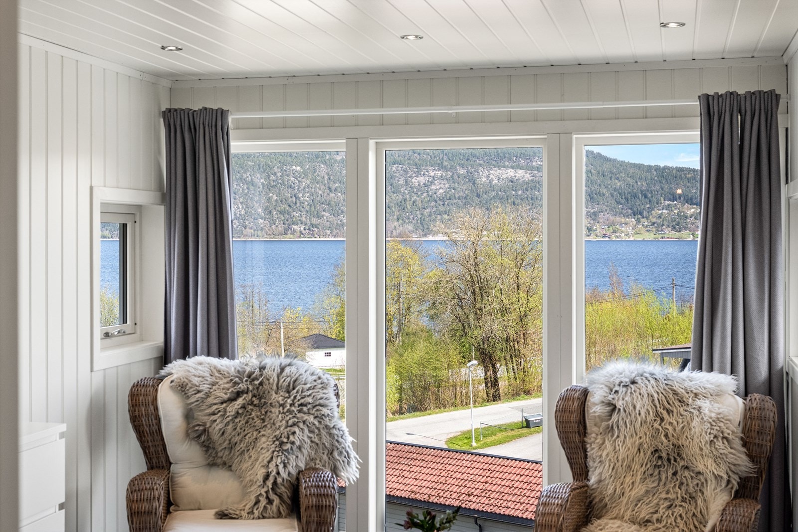 Fra loftstuen er det fin utsikt over nærområdet og fjorden. Galleribilde