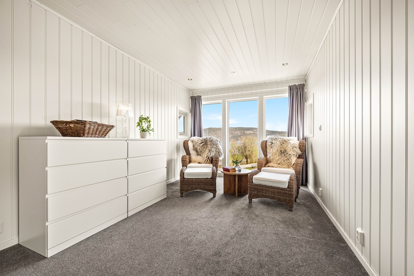 Loftstuen er et allsidig rom, perfekt som en ekstra stue, lekerom eller kontorplass. Galleribilde