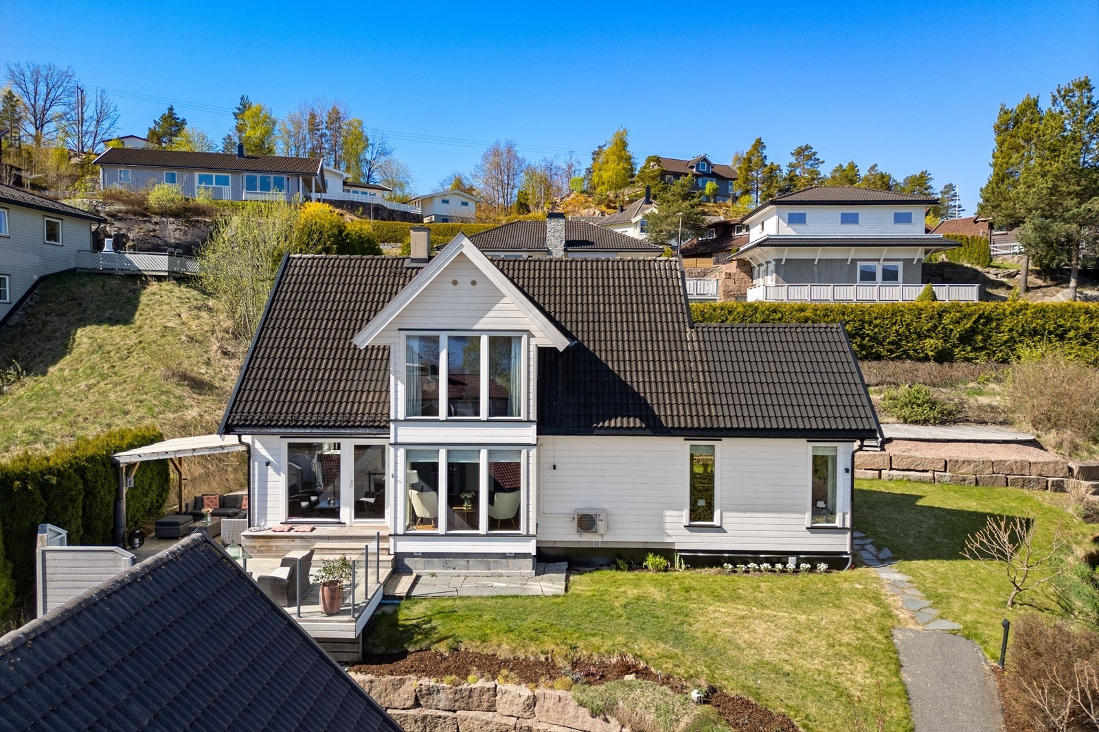 Flott enebolig med flere innbydende uteområder. Galleribilde