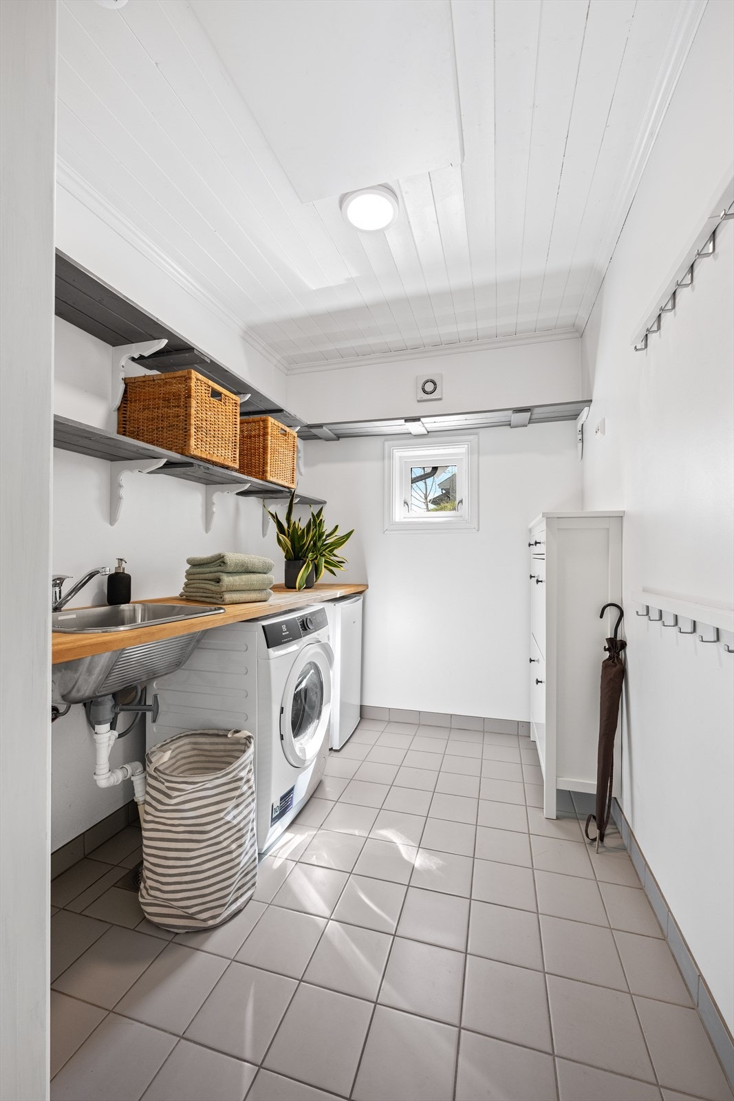 Praktisk vaskerom renovert i 2014, med flislagt gulv, varmekabler og opplegg for vaskemaskin. Galleribilde