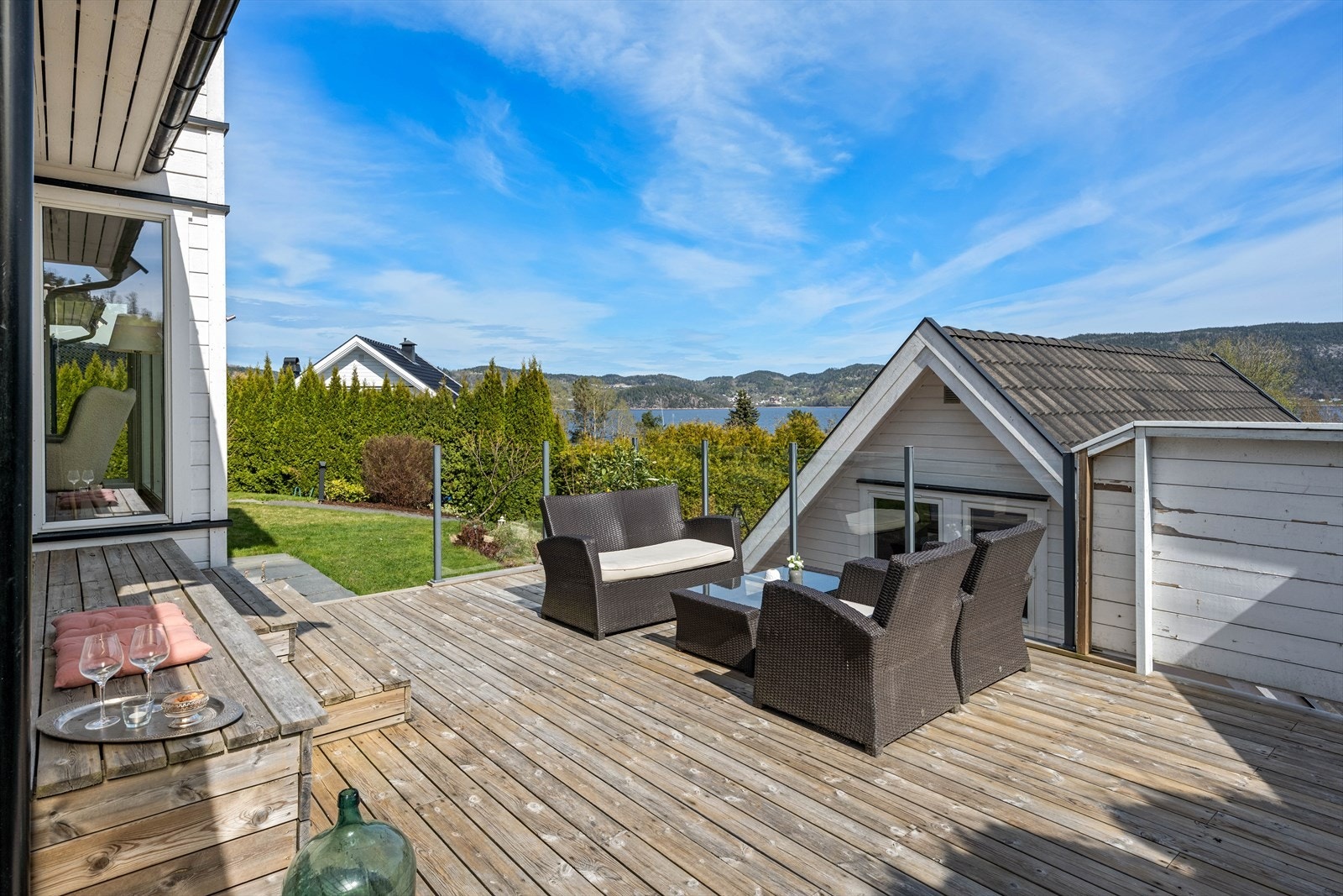Fra stuen er det utgang til en solrik terrasse på cirka 45 m². Her er det rikelig med plass for flere sittegrupper. Galleribilde