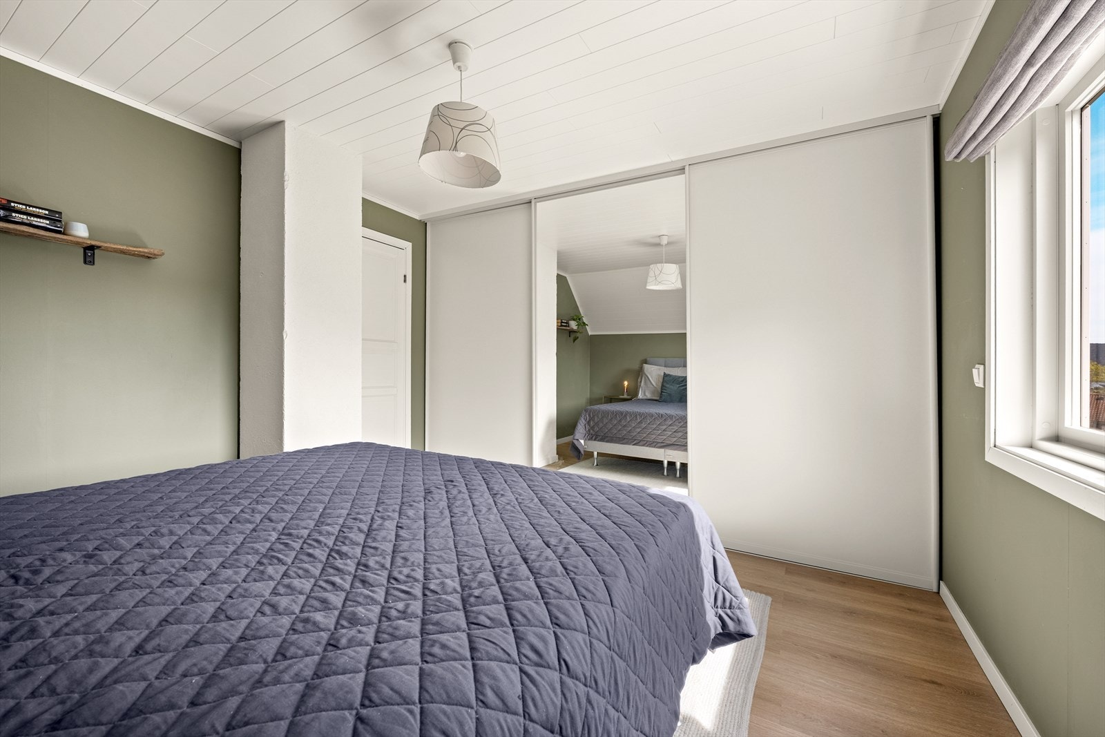 Soverom med god plass til seng og oppbevaring. Galleribilde