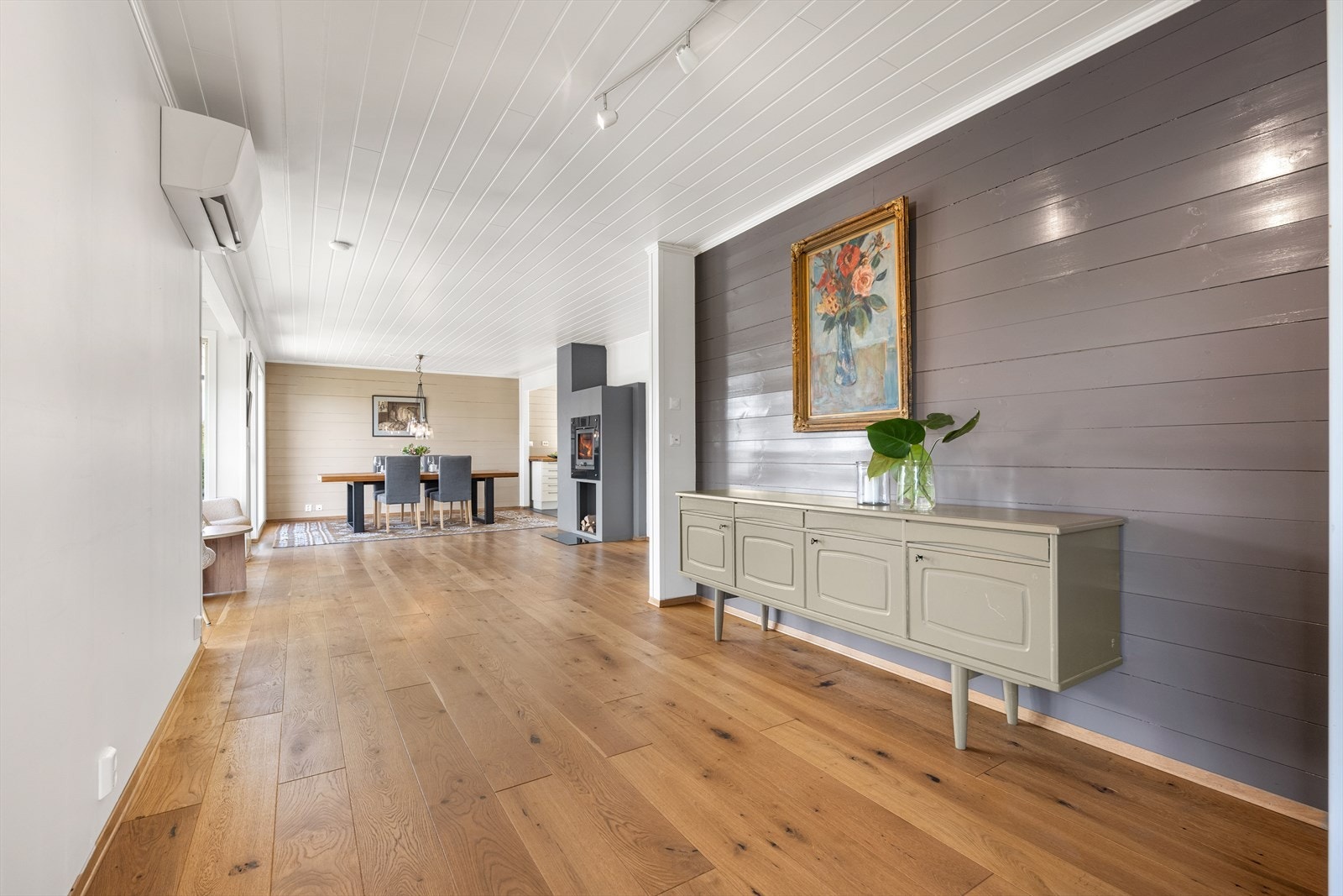 En luft-til-luft varmepumpe, installert i 2019, sørger for effektiv oppvarming. Galleribilde