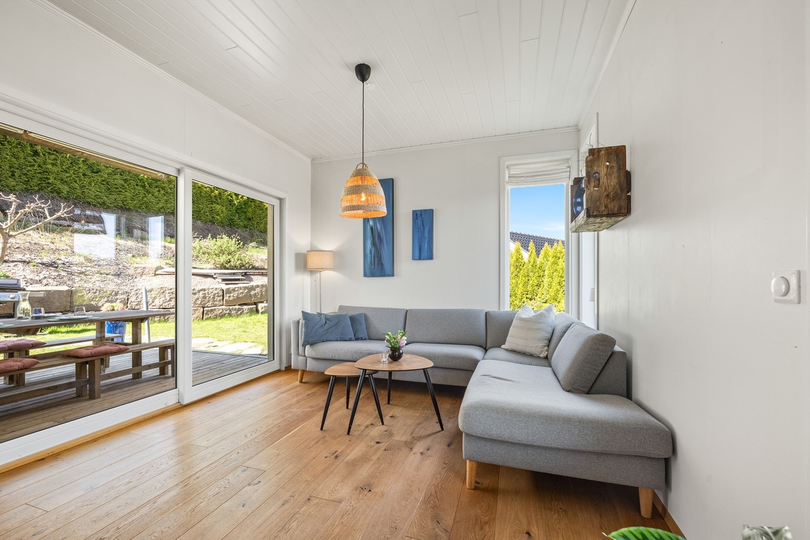 En egen TV-stue gir fleksibilitet og har direkte utgang til hagen og en terrasseplatting. Galleribilde