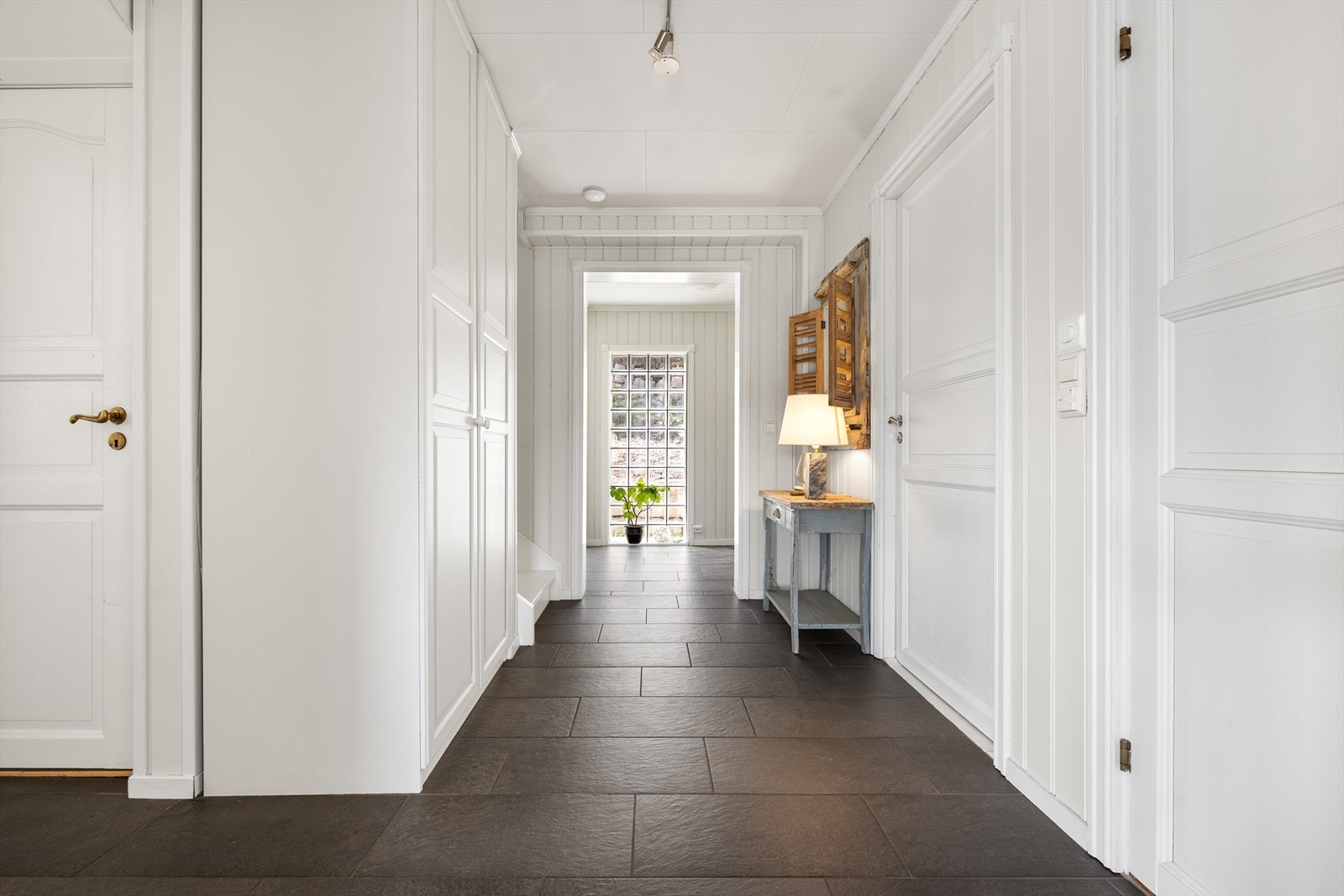 Hallen binder sammen rommene i første etasje og har god plass til oppbevaringsløsninger. Galleribilde