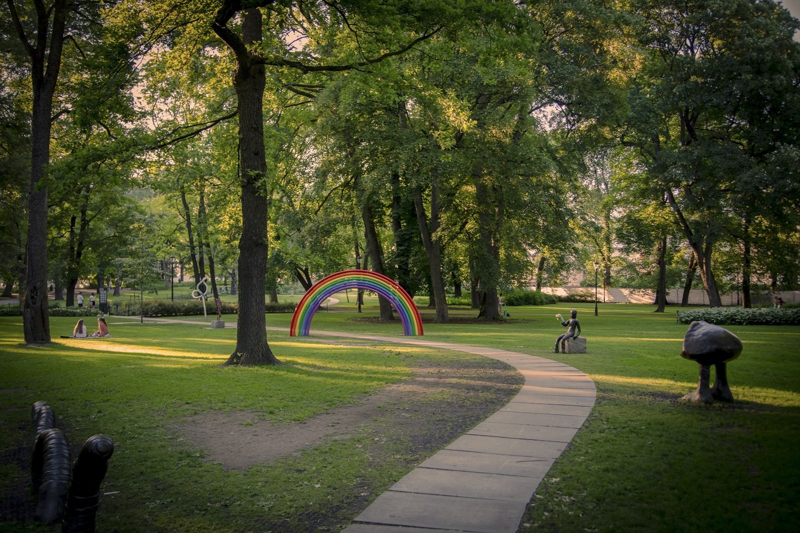 En liten spasertur fra leiligheten og gjennom Slottsparken tar deg til Nationaltheatret med T-bane og Tog i tillegg til handlegaten i Karl Johan. Galleribilde