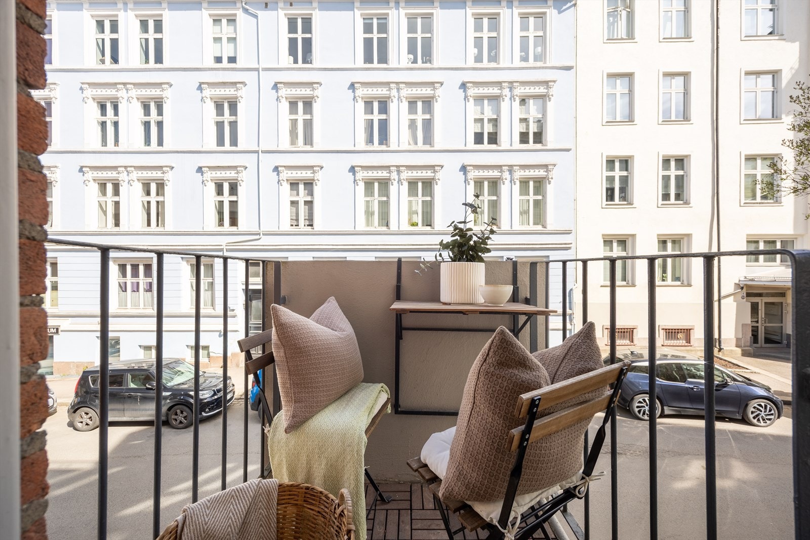 Hyggelig balkong perfekt for morgenkaffen eller middag for to - en deilig forlengelse av stuen gjennom sommerhalvåret. Galleribilde