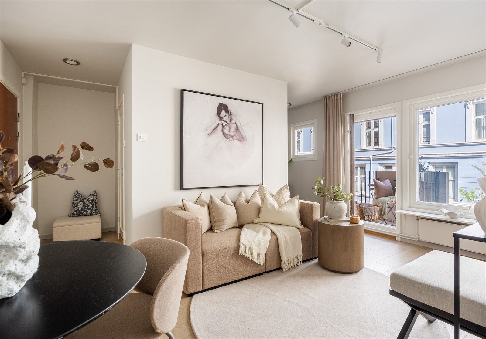 Beliggenhet i 2. etasje med god og effektiv planløsning bestående av: Entré, bad, stue, kjøkkenkrok, soverom og en hyggelig balkong. Galleribilde