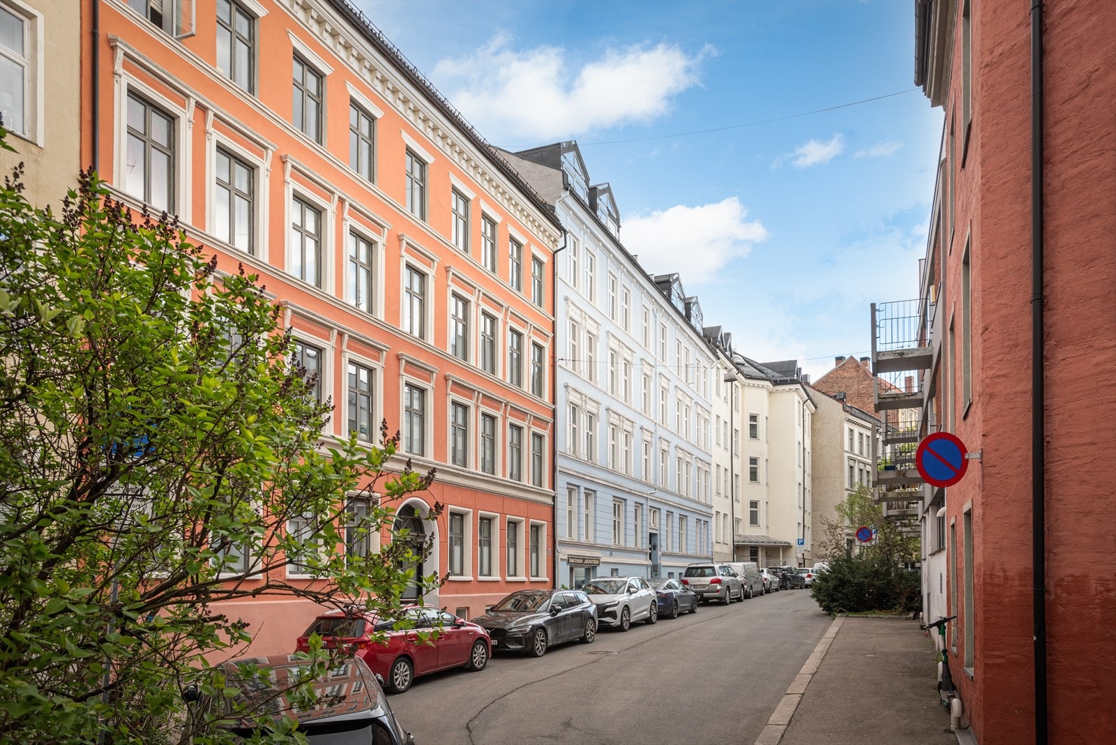 Super beliggenhet i stille og tilbaketrukket gate midt mellom Bislett og St. Hanshaugen, gaten er stengt for gjennomgangstrafikk. Galleribilde