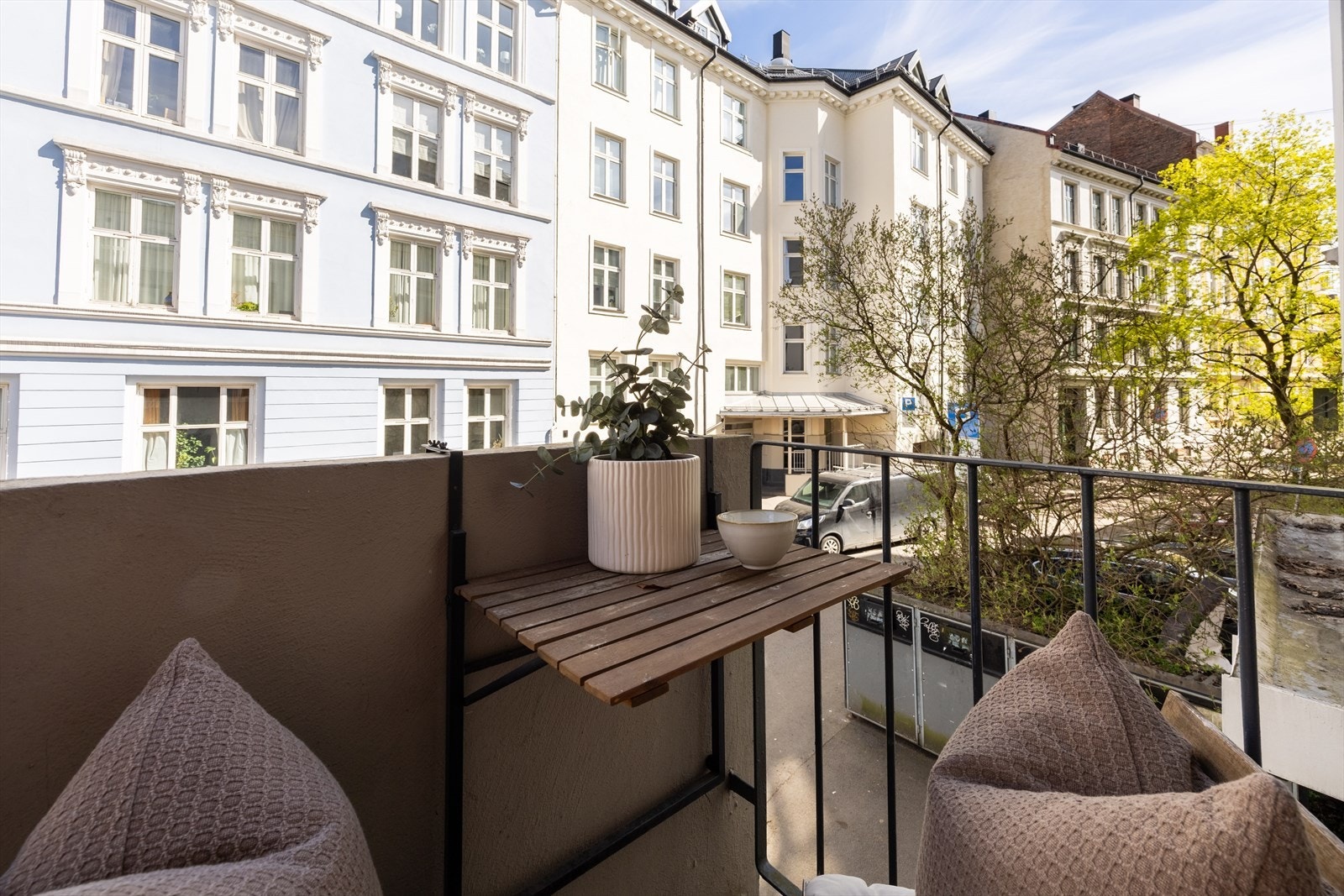 En moderne og tiltalende 2-roms med balkong og populær beliggenhet i rolig gate på St.Hanshaugen. Alt du trenger i hverdagen finner du rett utenfor døren! Galleribilde