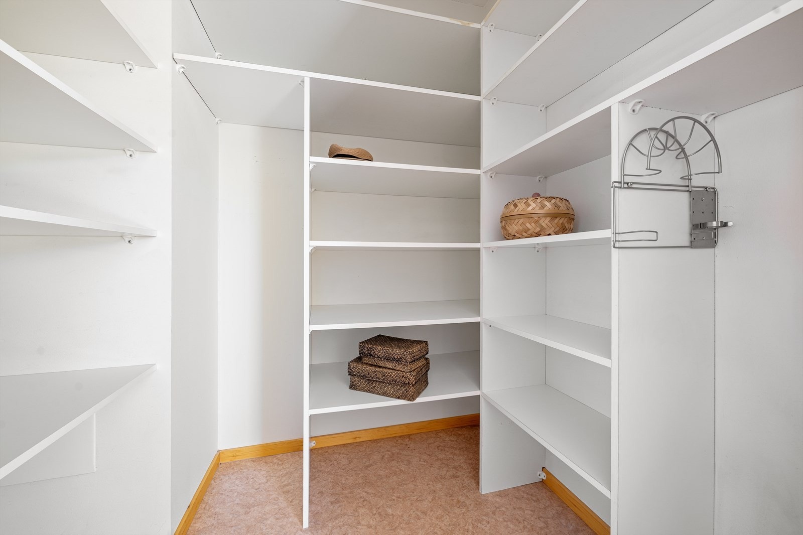 Leiligheten har flere gode lagringsplasser, bl.a. en romslig innvendig bod/walk-in closet ved stuen Galleribilde