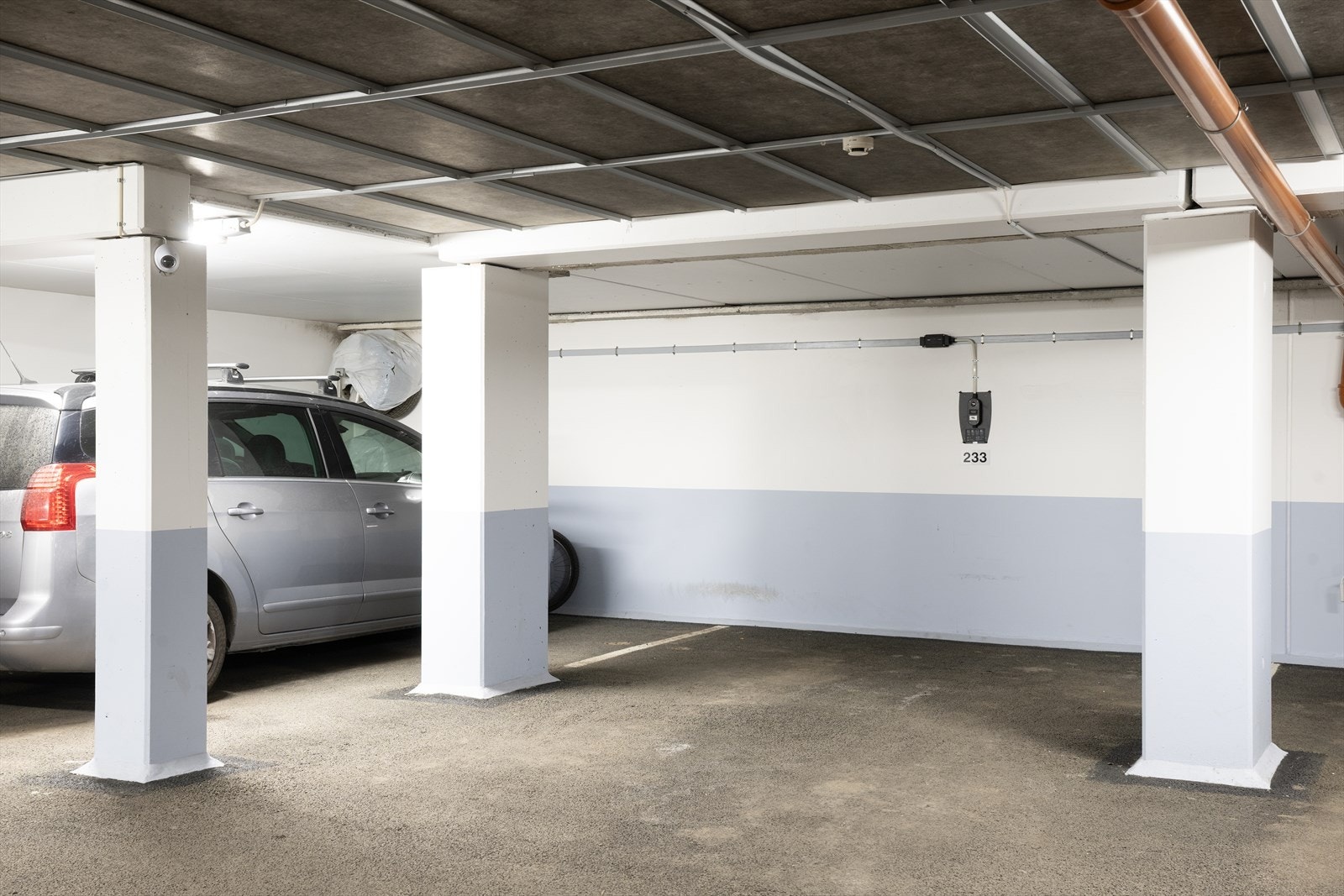 Ta heisen rett ned til felles garasjeanlegg hvor man har en egen romslig p-plass Galleribilde