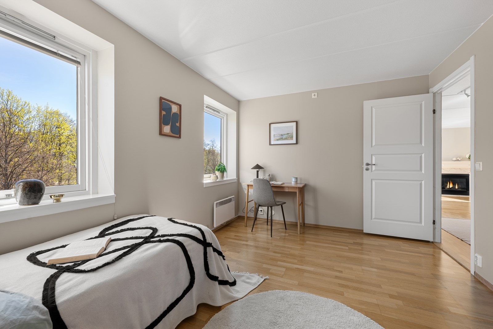 Værelset kan enkelt møbleres etter eget ønske og har god plass til stor seng, garderobeskap og annet interiør Galleribilde