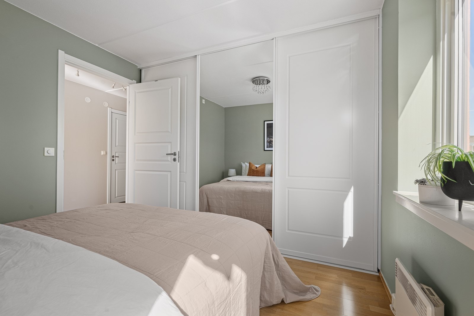 Rikelig med lagringsplass i en stor, plassbygget skyvedørsgarderobe Galleribilde