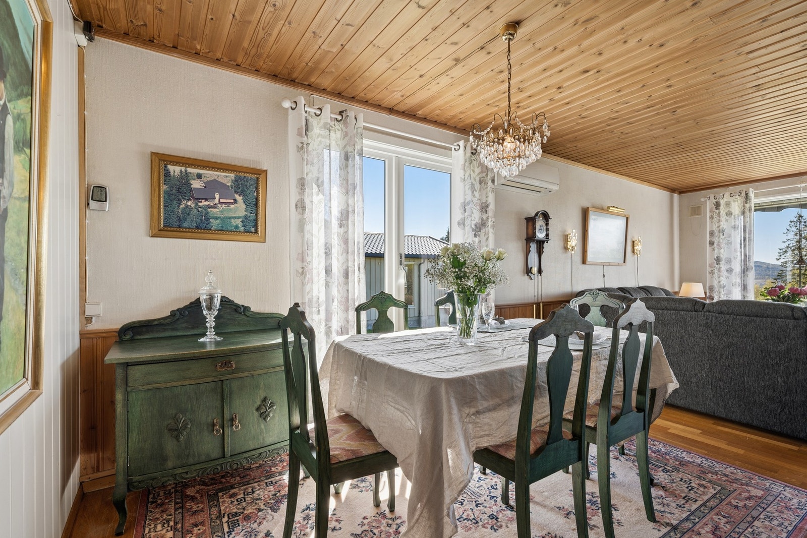 Fra spisestuen er det adkomst til hagen. Galleribilde