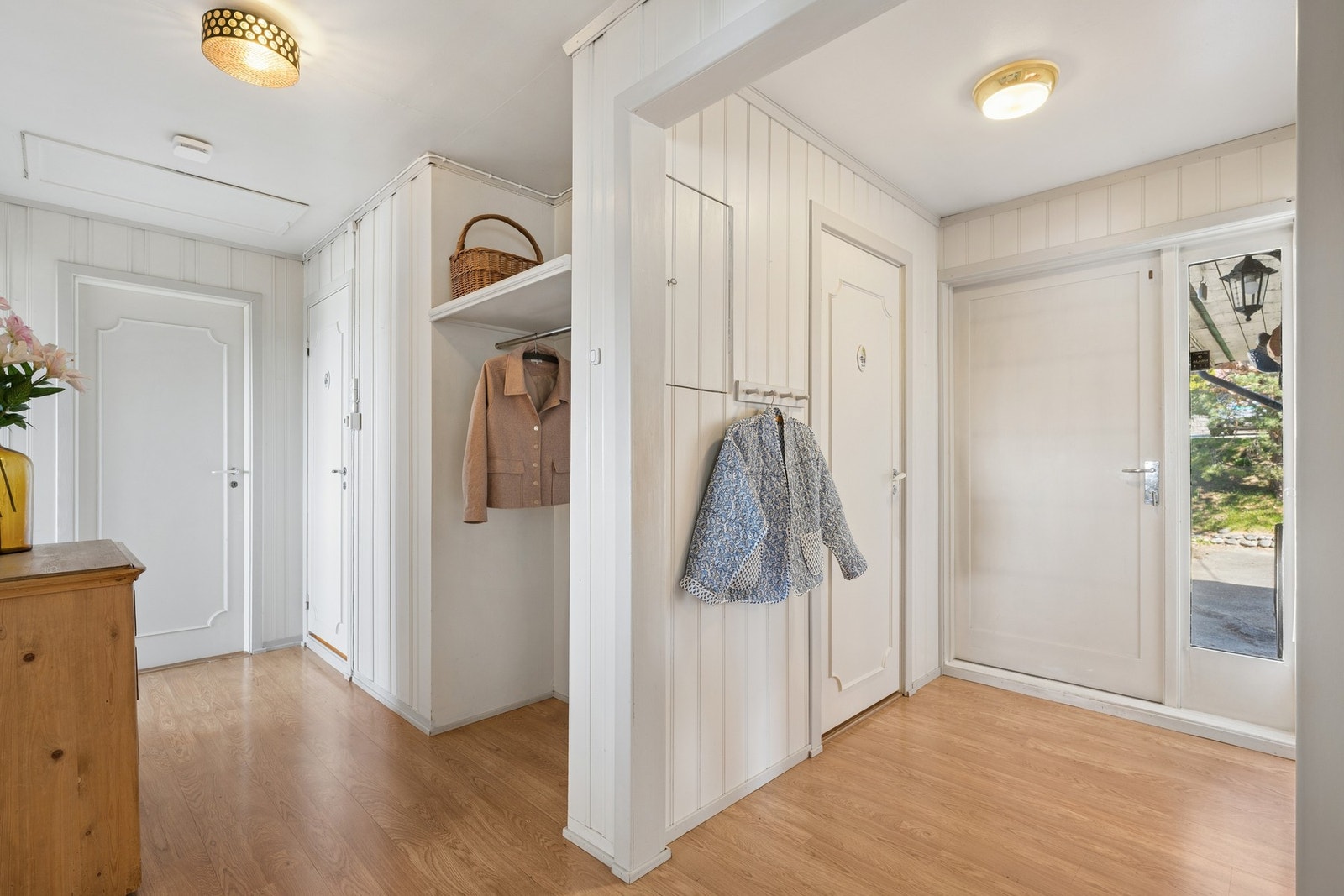 Her kommer du inn i en lys gang med garderobeløsning for hensettelse av sko og yttertøy. Galleribilde