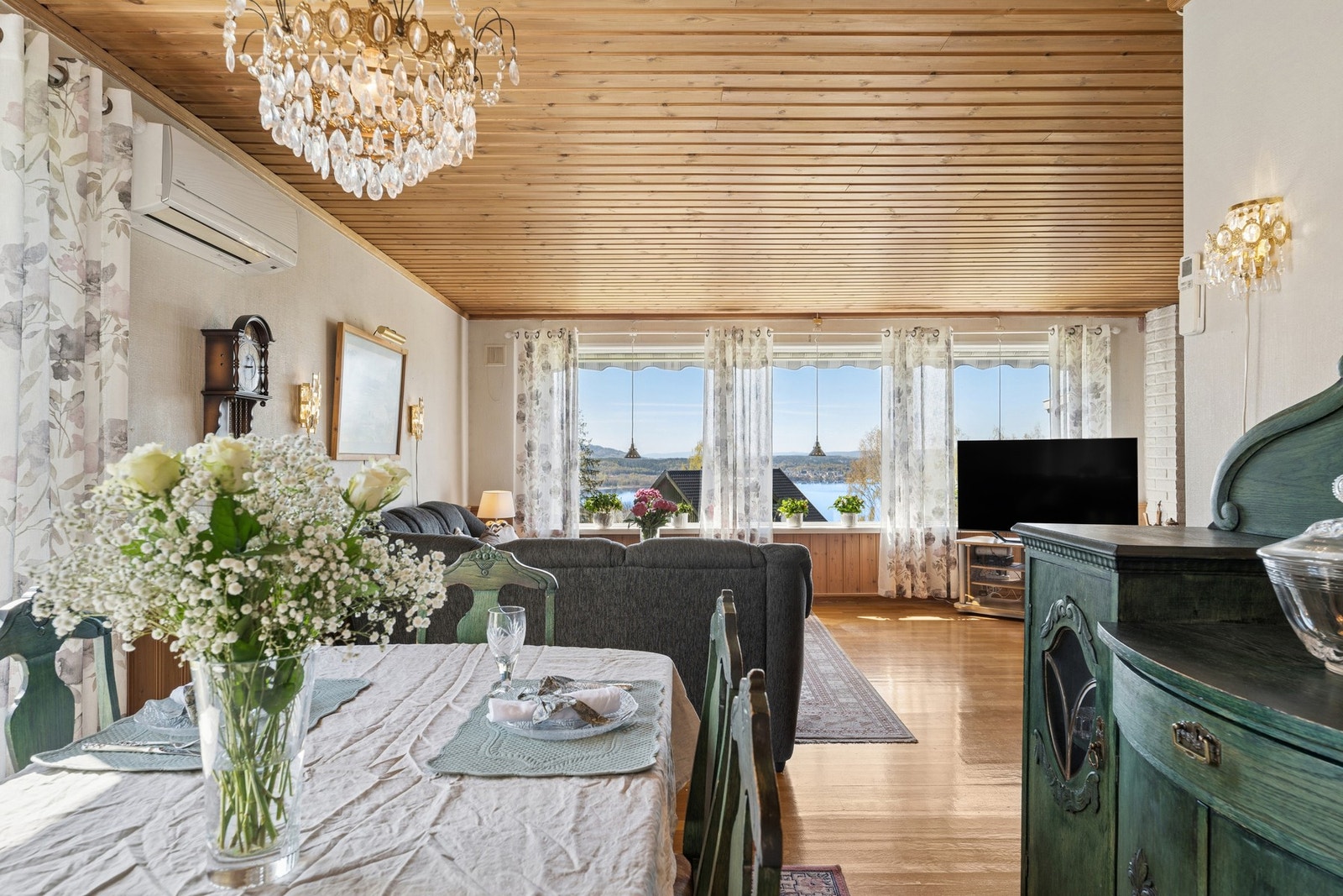 Store vindusflater slipper inn rikelig med naturlig lys og gir flott utsikt mot Jevnaker Galleribilde