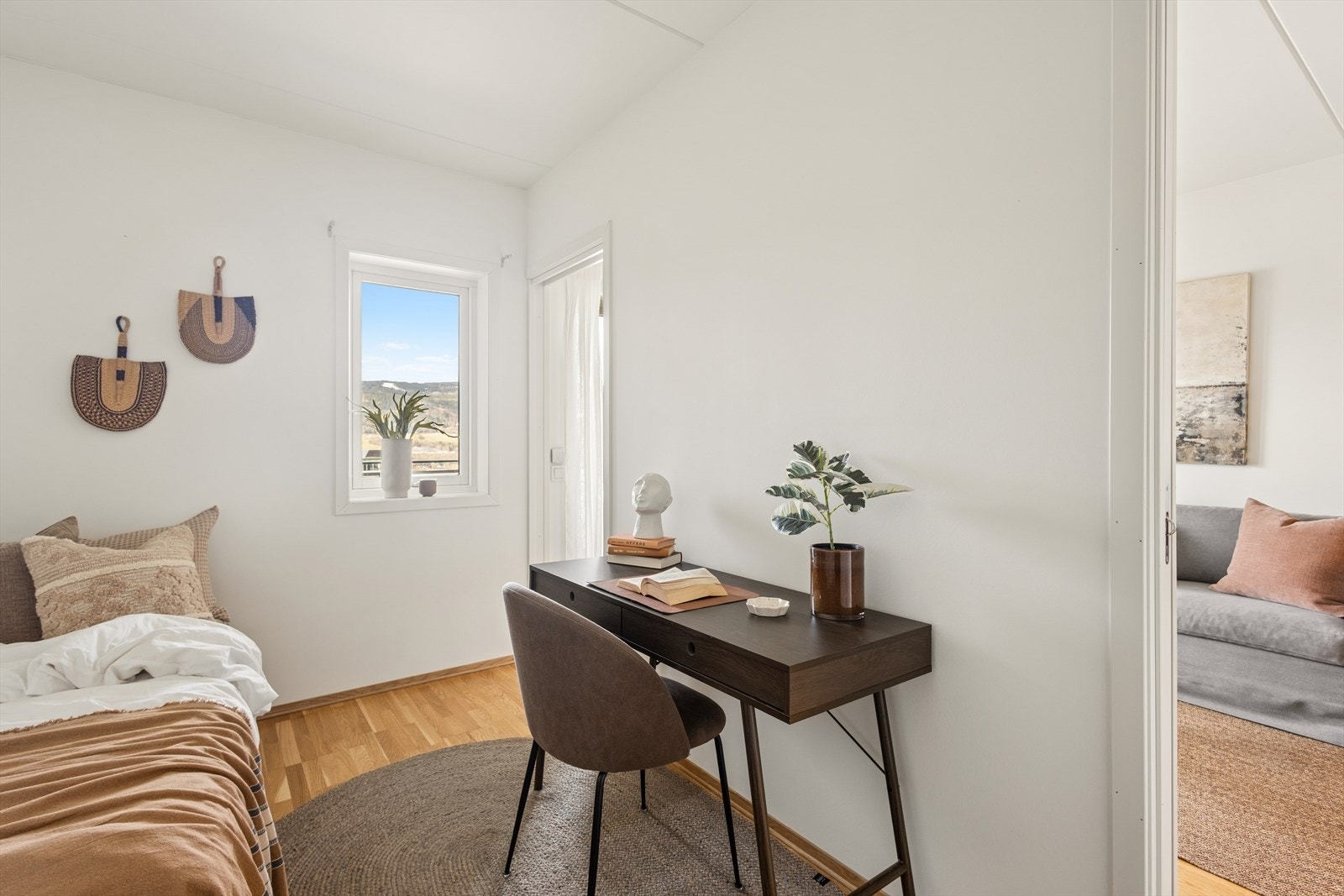 Soverommet har plass til seng og en liten arbeidsplass ved vinduet. Galleribilde