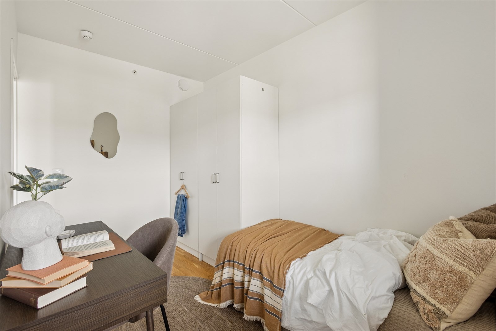 Soverommet er utstyrt med garderobeskap for effektiv oppbevaring. Galleribilde