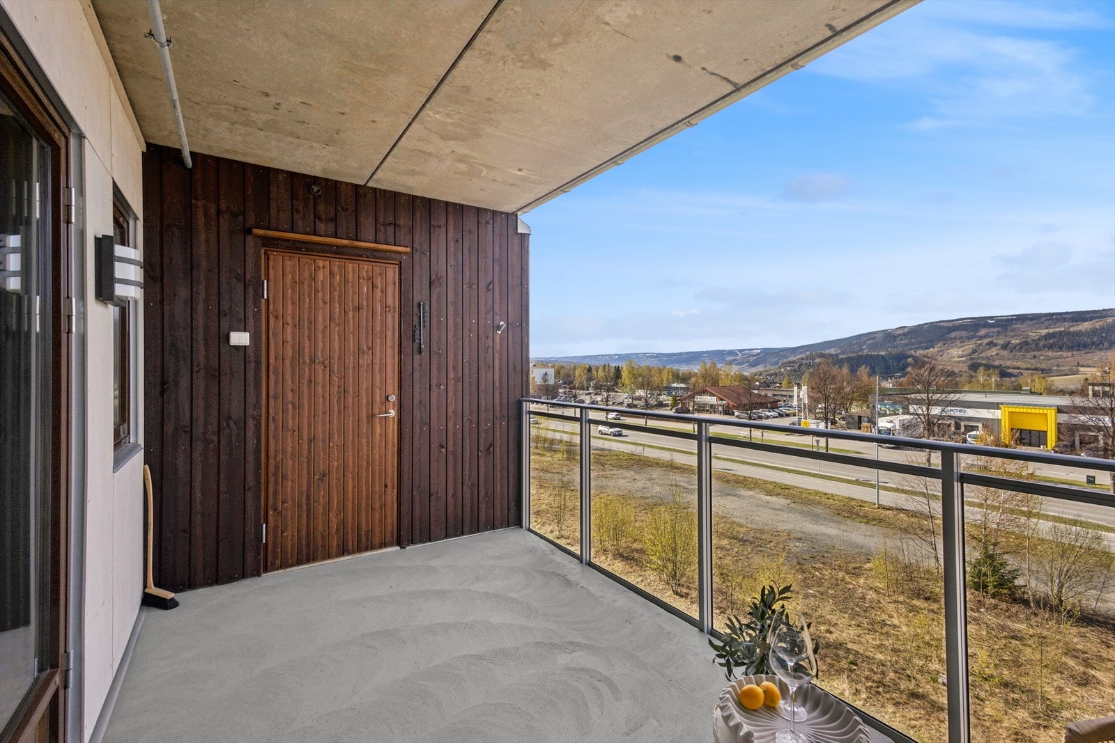 Fra stuen er det utgang til en veranda terrasse på ca. 6 kvm. Galleribilde