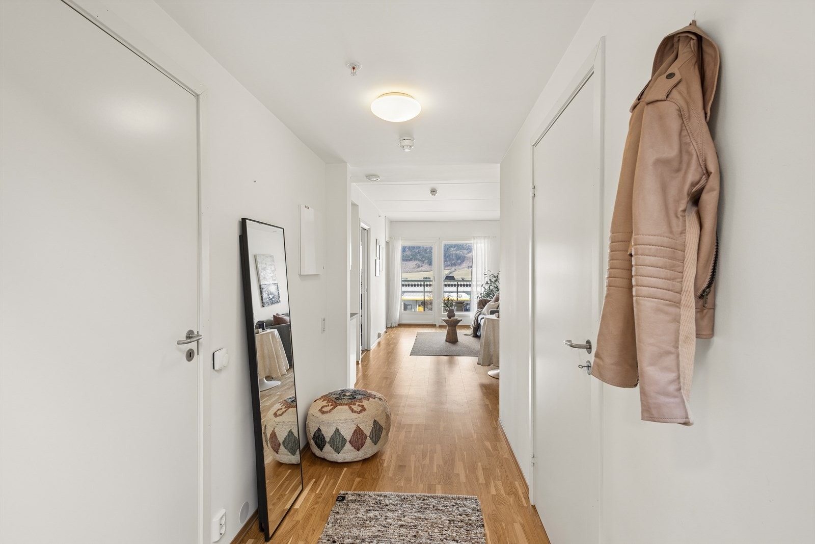 Entréen ønsker velkommen og har parkett på gulvet. Galleribilde