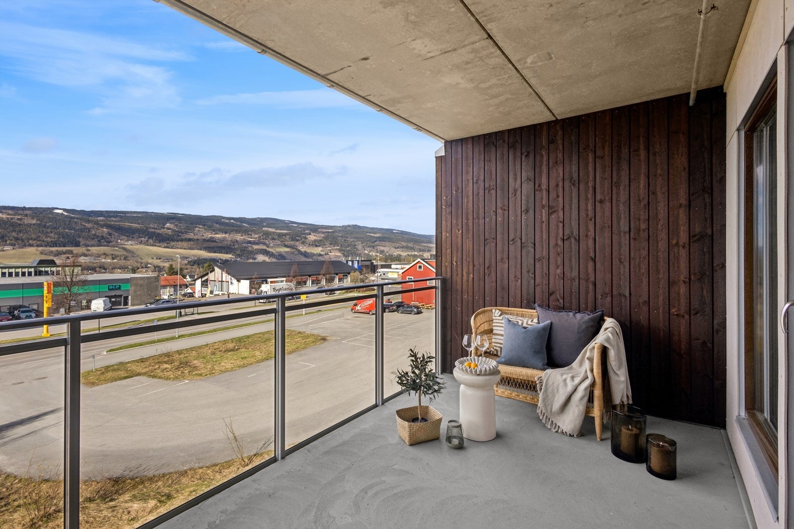 Balkongen utvider stuen på varme dager og har god plass til en hyggelig sittegruppe. Galleribilde